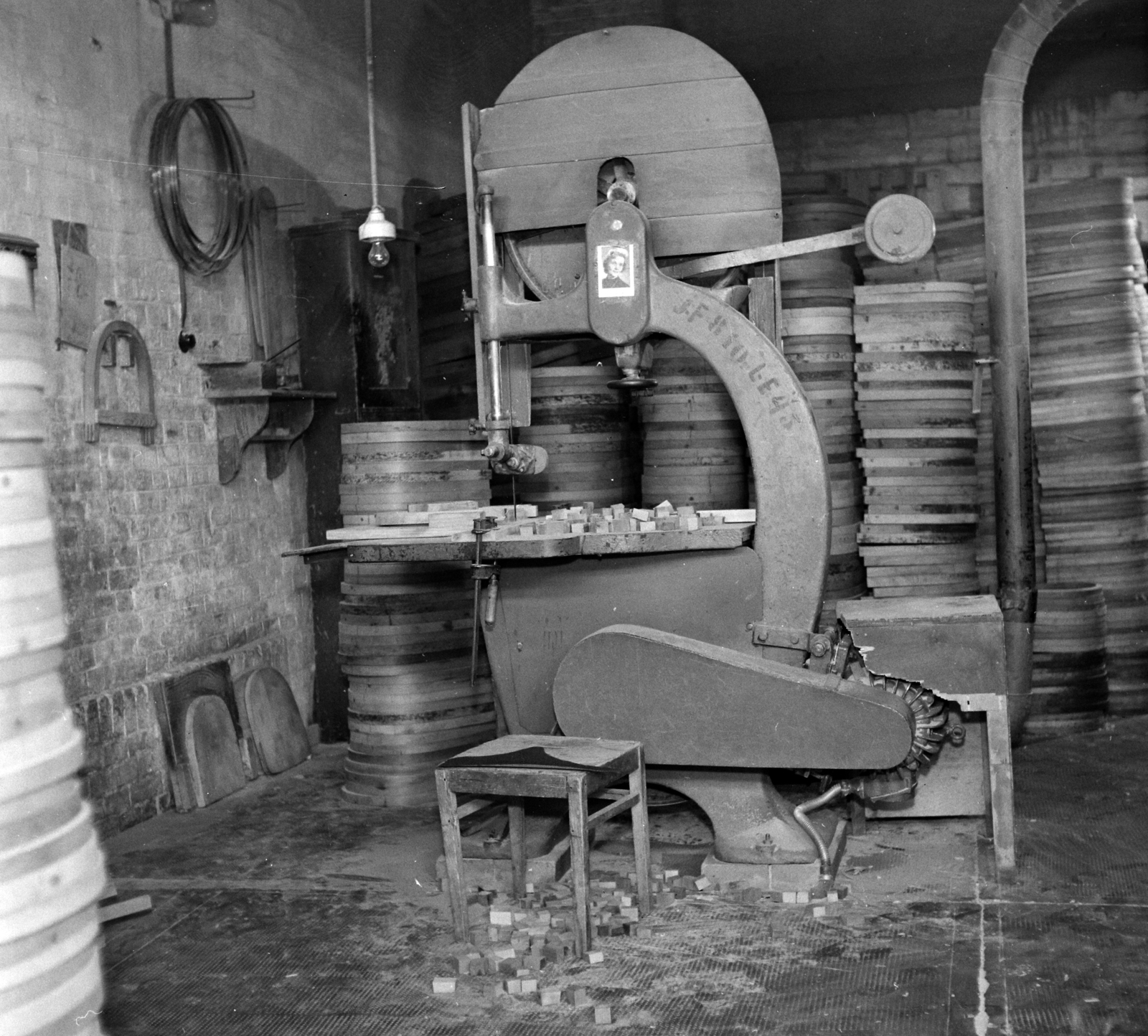 Hungary, A kép forrását kérjük így adja meg: Fortepan / Budapest Főváros Levéltára. Levéltári jelzet: HU.BFL.XV.19.c.10, 1959, Budapest Főváros Levéltára / BRFK helyszínelési fényképei, BRFK Hivatala Bűnügyi Technikai Osztály, machine, timber industry, Fortepan #104078