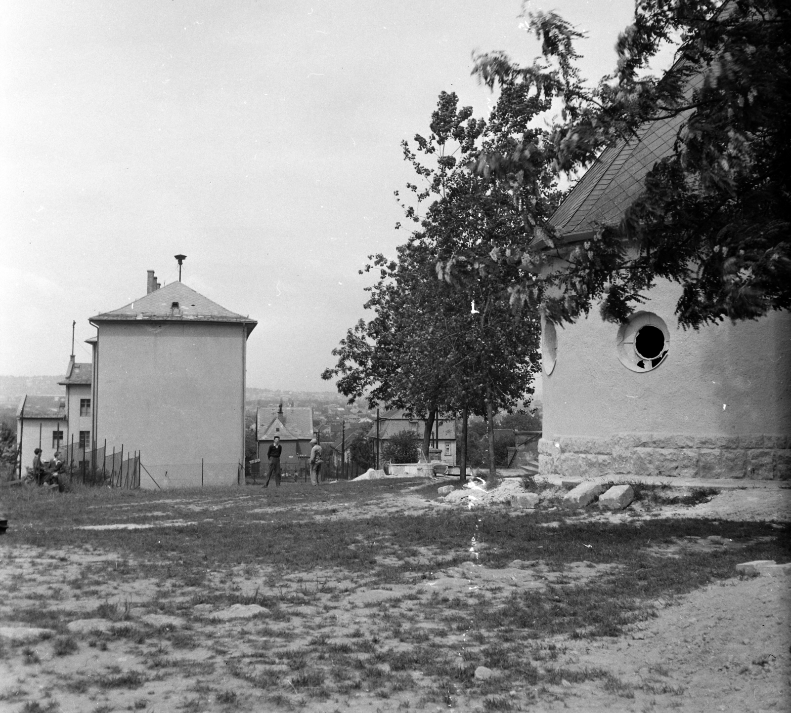 Hungary, Budapest XI., Kecskeméti József utca, jobbra a Kelenvölgyi Szentháromság templom oldalkápolnája, balra a Kelenvölgyi Általános Iskola épülete. A kép forrását kérjük így adja meg: Fortepan / Budapest Főváros Levéltára. Levéltári jelzet: HU.BFL.XV.19.c.10, 1959, Budapest Főváros Levéltára / BRFK helyszínelési fényképei, BRFK Hivatala Bűnügyi Technikai Osztály, Budapest, Fortepan #104091