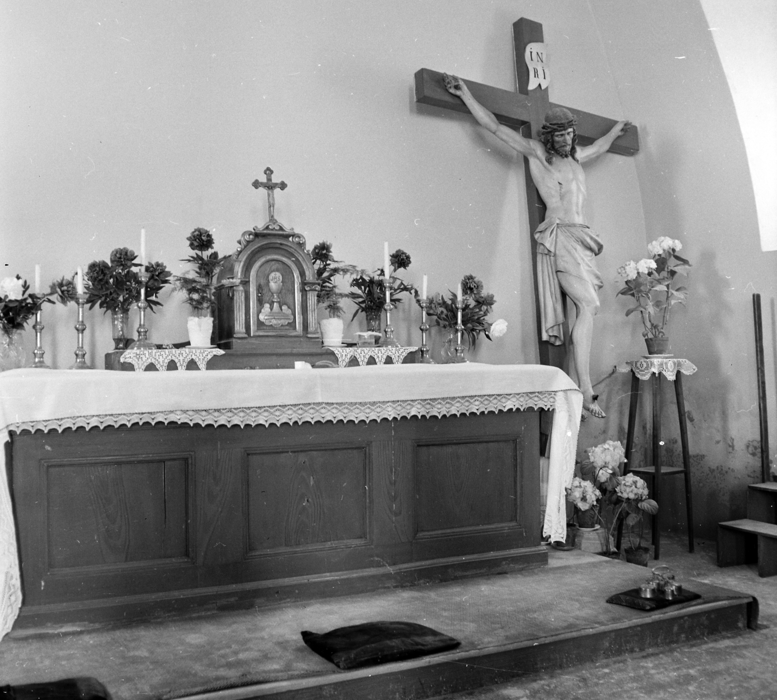 Hungary, Budapest XI., Kecskeméti József utca, a Kelenvölgyi Szentháromság templom oldalkápolnája. A kép forrását kérjük így adja meg: Fortepan / Budapest Főváros Levéltára. Levéltári jelzet: HU.BFL.XV.19.c.10, 1959, Budapest Főváros Levéltára / BRFK helyszínelési fényképei, BRFK Hivatala Bűnügyi Technikai Osztály, crucifix, Budapest, Jesus Christ-portrayal, Fortepan #104093