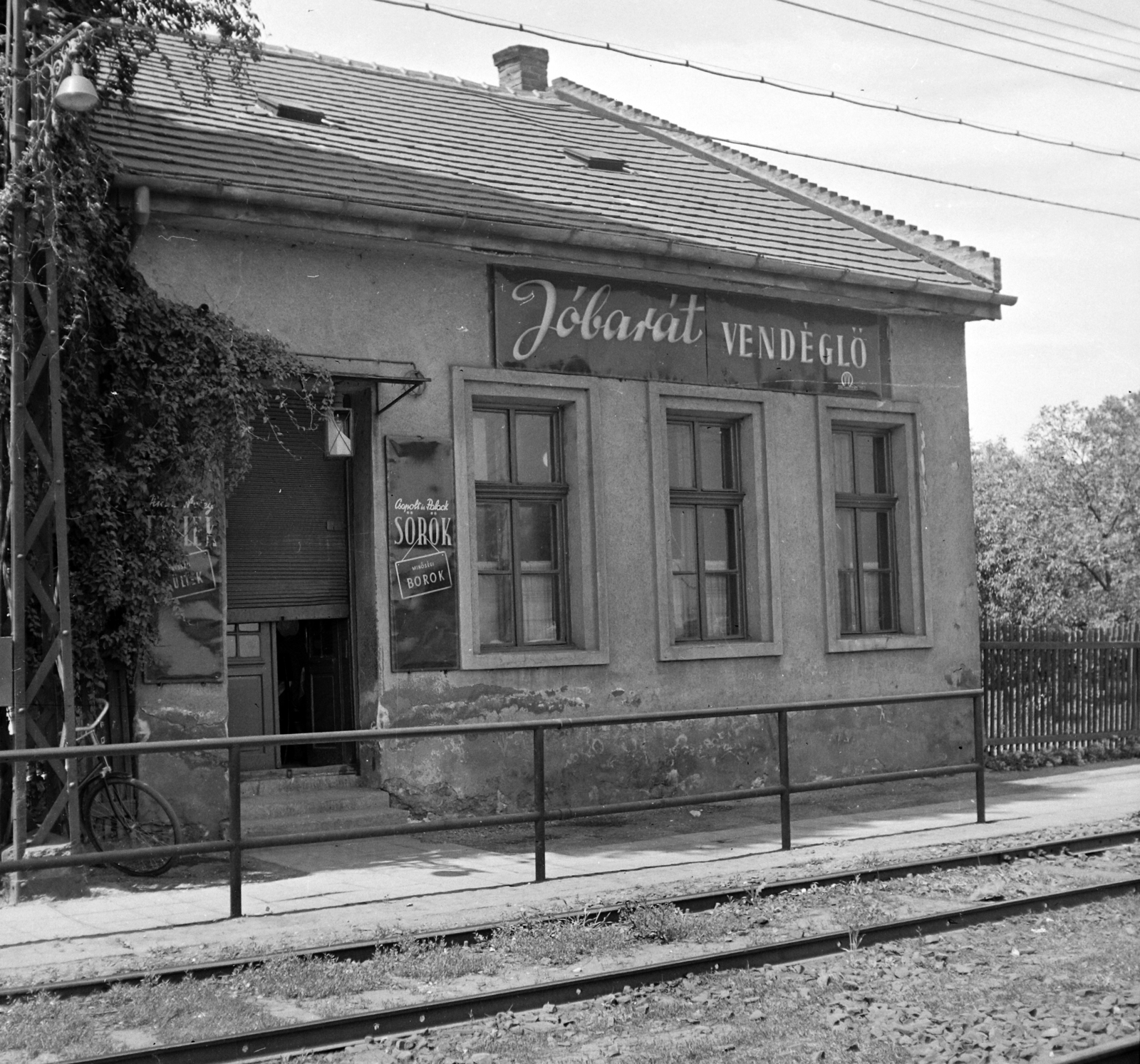 Hungary, Budapest XI., Fehérvári út, Jóbarát vendéglő (ekkor 193. számú ház, ma a 183-189. számú háztömb áll a helyén). A kép forrását kérjük így adja meg: Fortepan / Budapest Főváros Levéltára. Levéltári jelzet: HU.BFL.XV.19.c.10, 1959, Budapest Főváros Levéltára / BRFK helyszínelési fényképei, BRFK Hivatala Bűnügyi Technikai Osztály, bicycle, restaurant, restaurant, Budapest, burglary, Fortepan #104114