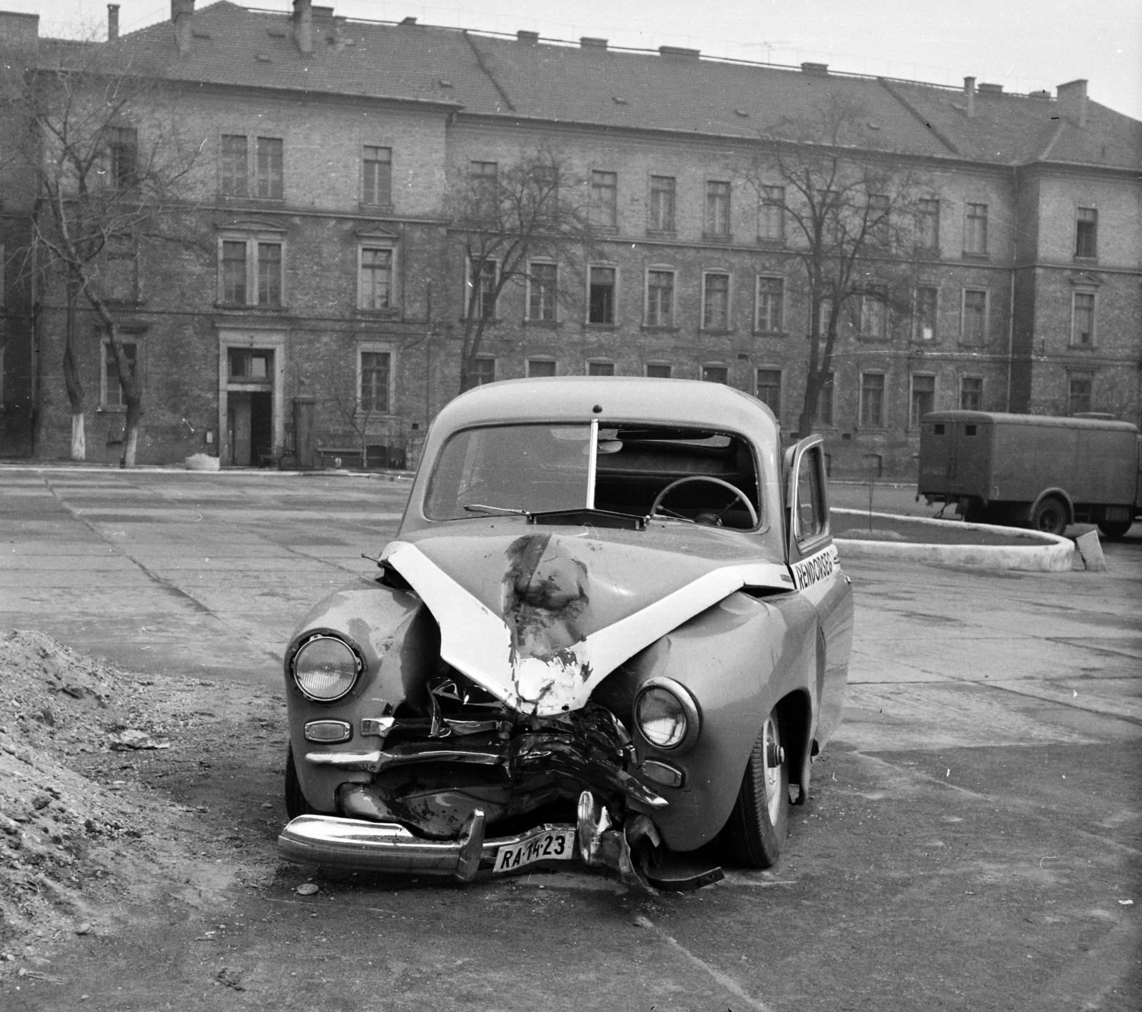 Magyarország, Budapest IX., a rendőrség Nádasdy utca és Vaskapu utca közötti gépjárműtelepe. A kép forrását kérjük így adja meg: Fortepan / Budapest Főváros Levéltára. Levéltári jelzet: HU.BFL.XV.19.c.10, 1959, Budapest Főváros Levéltára / BRFK helyszínelési fényképei, BRFK Hivatala Bűnügyi Technikai Osztály, GAZ-márka, baleset, járműroncs, GAZ M20 Pobeda, rendőrjármű, Budapest, Fortepan #104117
