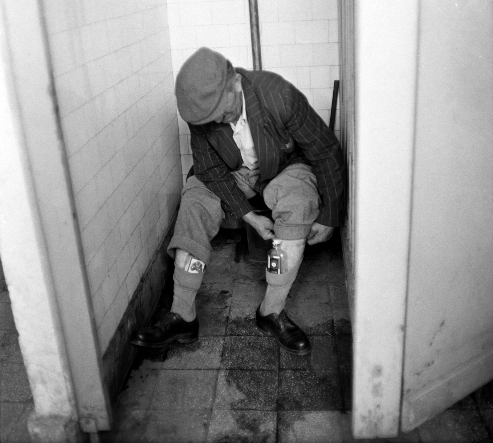 Magyarország, A kép forrását kérjük így adja meg: Fortepan / Budapest Főváros Levéltára. Levéltári jelzet: HU.BFL.XV.19.c.10, 1959, Budapest Főváros Levéltára / BRFK helyszínelési fényképei, BRFK Hivatala Bűnügyi Technikai Osztály, svájcisapka, mosdó, csempe, zakó, Lopás, Bűnügy rekonstruálása, WC, Best of, Fortepan #104146