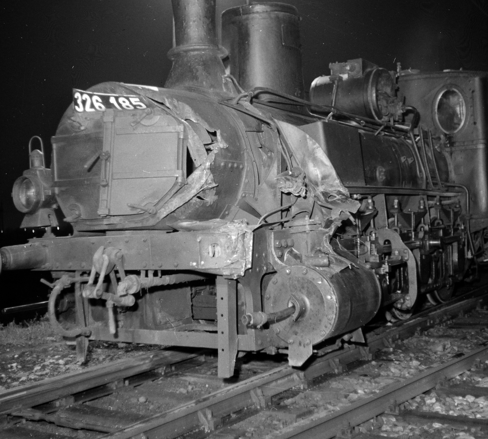 Hungary, A kép forrását kérjük így adja meg: Fortepan / Budapest Főváros Levéltára. Levéltári jelzet: HU.BFL.XV.19.c.10, 1959, Budapest Főváros Levéltára / BRFK helyszínelési fényképei, BRFK Hivatala Bűnügyi Technikai Osztály, steam locomotive, wreck, MÁV 326 series, Fortepan #104148