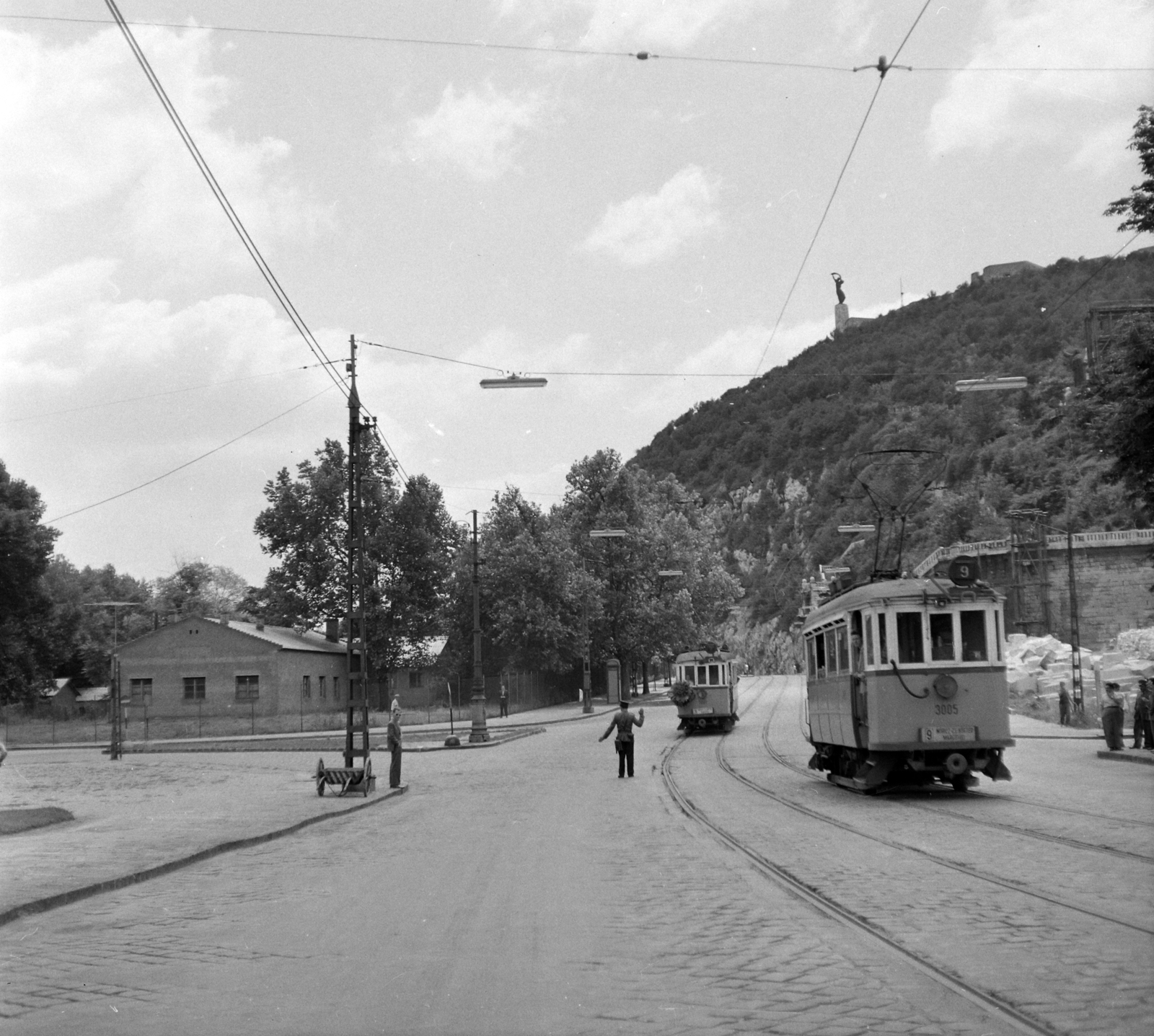 Hungary, Budapest I., Döbrentei tér az Attila út (körút) irányából a Gellért-hegy felé nézve.A kép forrását kérjük így adja meg: Fortepan / Budapest Főváros Levéltára. Levéltári jelzet: HU.BFL.XV.19.c.10, 1959, Budapest Főváros Levéltára / BRFK helyszínelési fényképei, BRFK Hivatala Bűnügyi Technikai Osztály, cop, tram, Budapest, public transport line number, Fortepan #104160