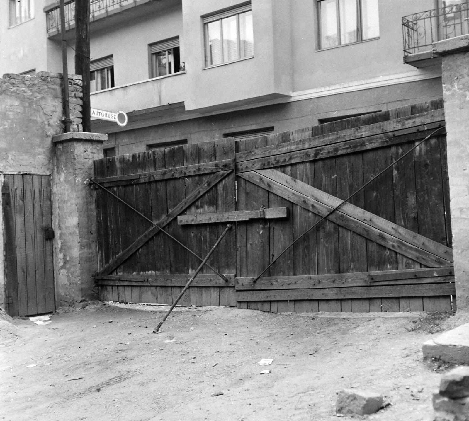 Hungary, Budapest XII., a Ráth György utca 1/b udvara. A kép forrását kérjük így adja meg: Fortepan / Budapest Főváros Levéltára. Levéltári jelzet: HU.BFL.XV.19.c.10, 1959, Budapest Főváros Levéltára / BRFK helyszínelési fényképei, BRFK Hivatala Bűnügyi Technikai Osztály, gate, bus stop, Budapest, Fortepan #104199