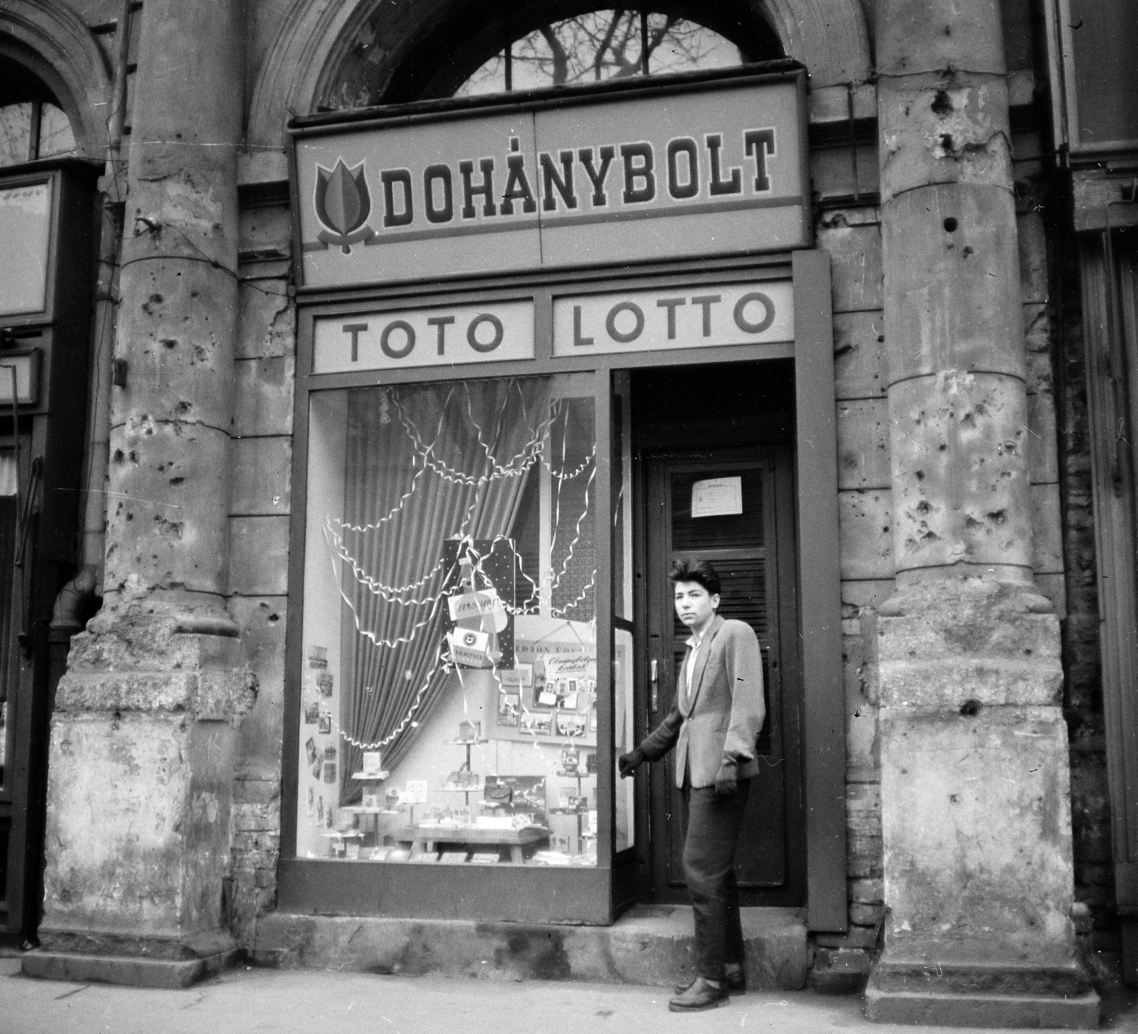 Hungary, Budapest V., Bajcsy-Zsilinszky út 60. A kép forrását kérjük így adja meg: Fortepan / Budapest Főváros Levéltára. Levéltári jelzet: HU.BFL.XV.19.c.10, 1959, Budapest Főváros Levéltára / BRFK helyszínelési fényképei, BRFK Hivatala Bűnügyi Technikai Osztály, tobacco shop, lottery retailer, Budapest, crime reconstruction, burglary, Fortepan #104207