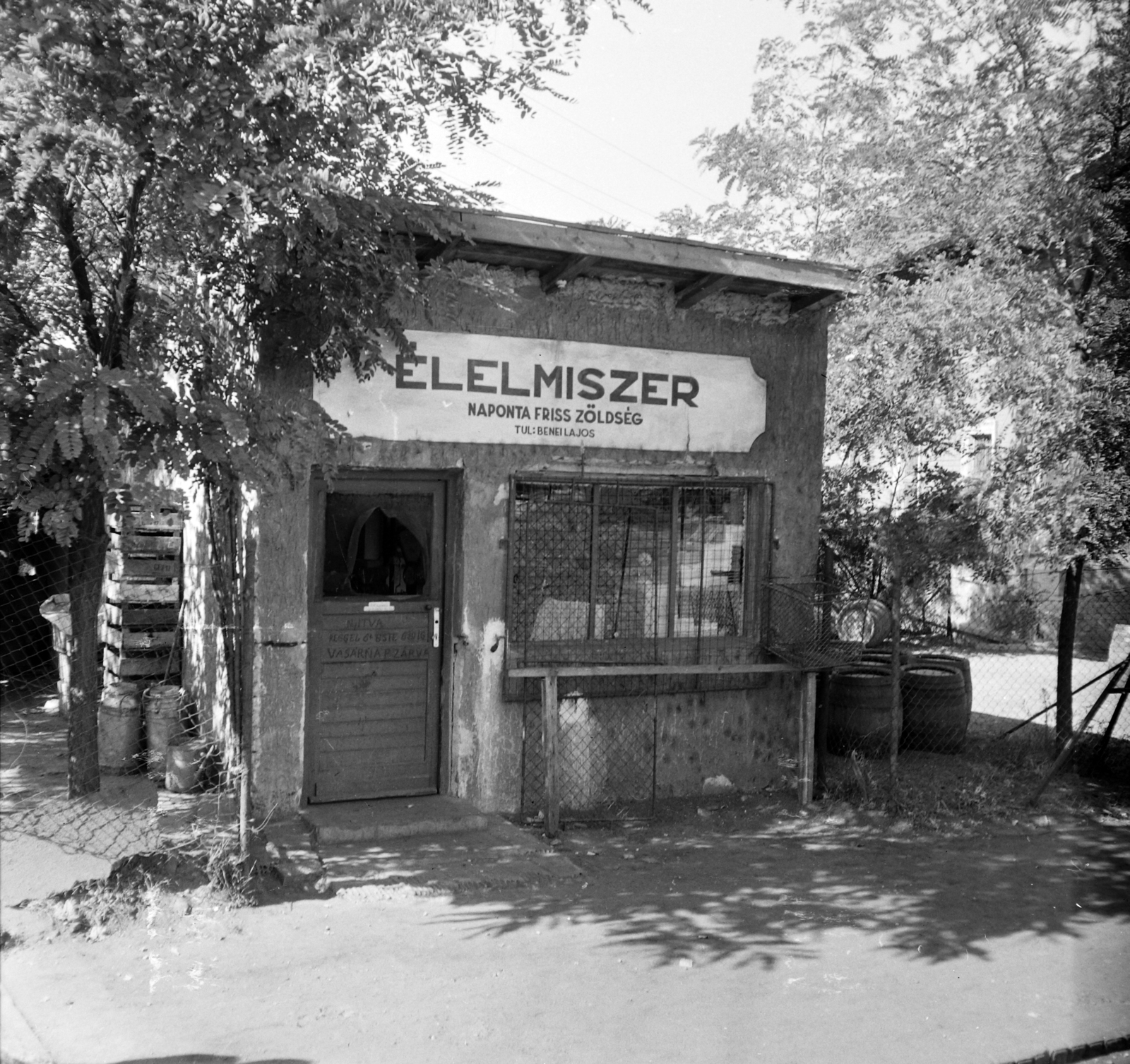 Hungary, A kép forrását kérjük így adja meg: Fortepan / Budapest Főváros Levéltára. Levéltári jelzet: HU.BFL.XV.19.c.10, 1961, Budapest Főváros Levéltára / BRFK helyszínelési fényképei, BRFK Hivatala Bűnügyi Technikai Osztály, greengrocer, Fortepan #104213