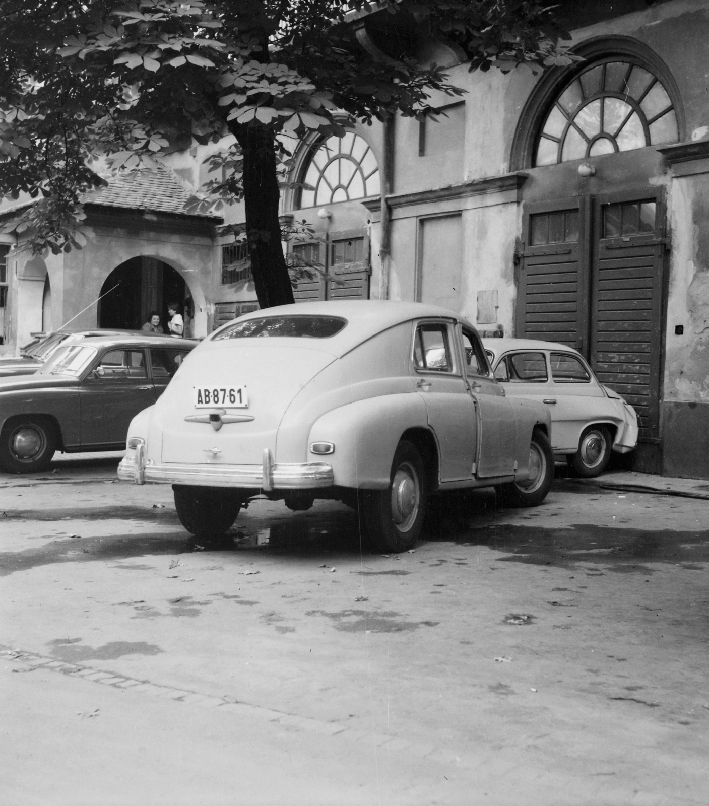 Hungary, Budapest V., Városház utca 7., az egykori Pesti Vármegyeháza, ma a Pest Megyei Önkormányzat épületének udvara. A kép forrását kérjük így adja meg: Fortepan / Budapest Főváros Levéltára. Levéltári jelzet: HU.BFL.XV.19.c.10, 1961, Budapest Főváros Levéltára / BRFK helyszínelési fényképei, BRFK Hivatala Bűnügyi Technikai Osztály, automobile, M20 Pobeda, number plate, Budapest, Fortepan #104220