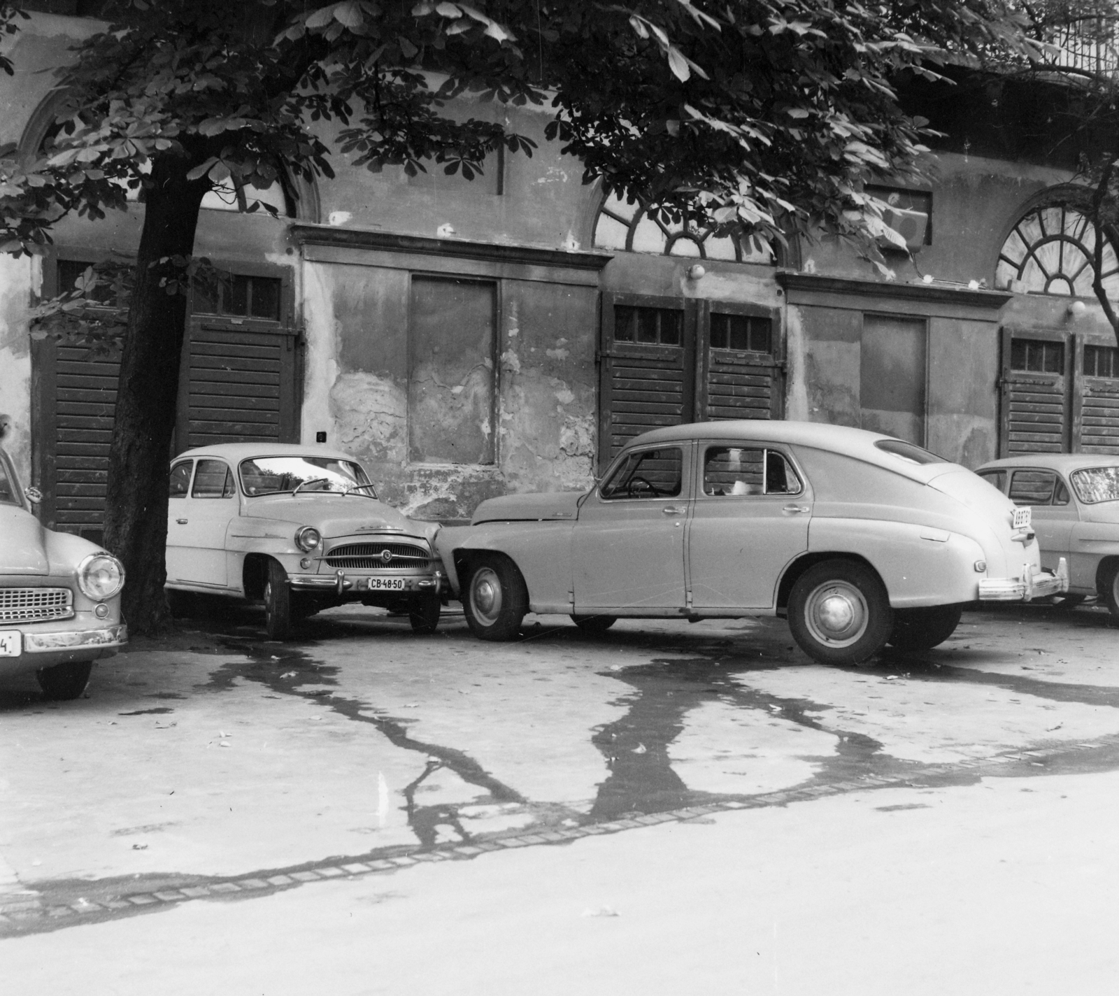 Hungary, Budapest V., Városház utca 7., az egykori Pesti Vármegyeháza, ma a Pest Megyei Önkormányzat épületének udvara. A kép forrását kérjük így adja meg: Fortepan / Budapest Főváros Levéltára. Levéltári jelzet: HU.BFL.XV.19.c.10, 1961, Budapest Főváros Levéltára / BRFK helyszínelési fényképei, BRFK Hivatala Bűnügyi Technikai Osztály, M20 Pobeda, number plate, Budapest, Fortepan #104221