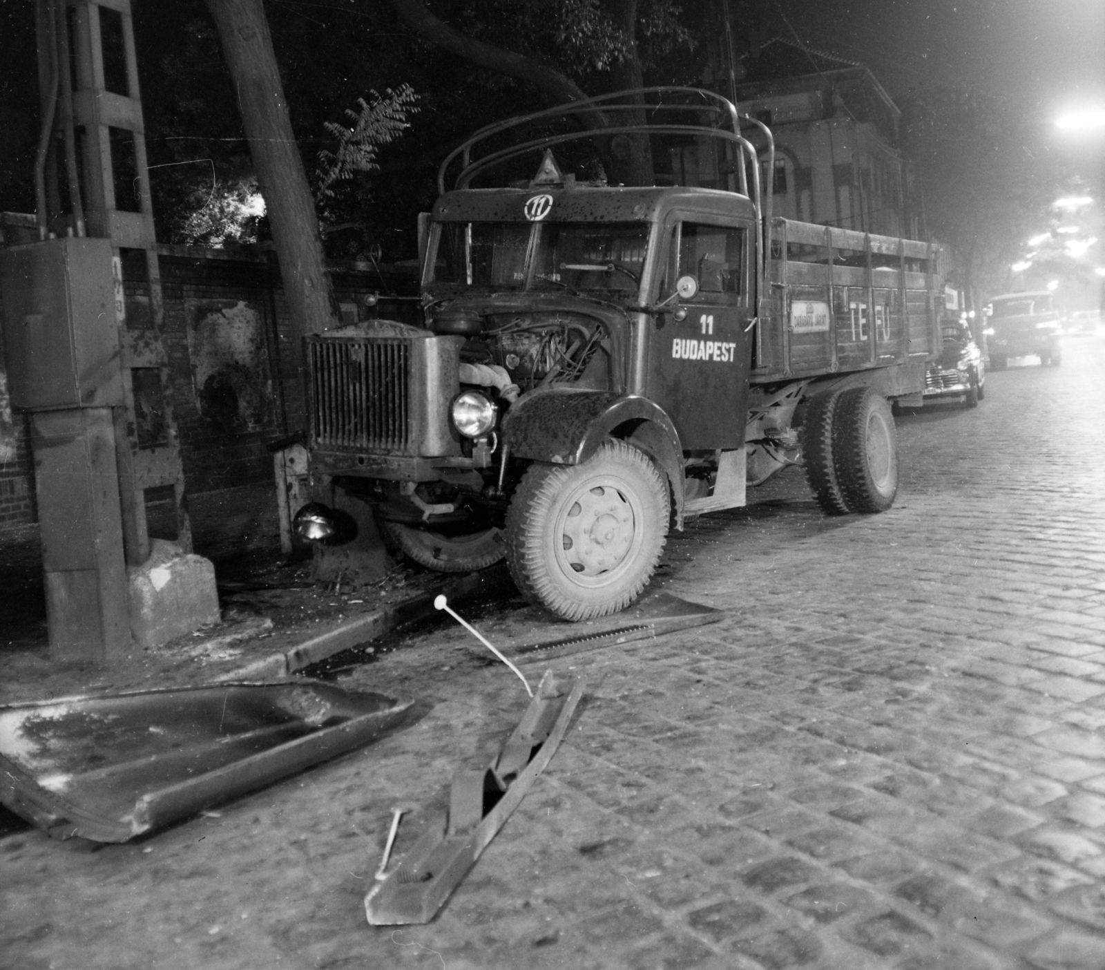 Hungary, Budapest VI., Váci út a Nyugati (Marx) tér felé nézve, háttérben a Westend-ház. A kép forrását kérjük így adja meg: Fortepan / Budapest Főváros Levéltára. Levéltári jelzet: HU.BFL.XV.19.c.10, 1961, Budapest Főváros Levéltára / BRFK helyszínelési fényképei, BRFK Hivatala Bűnügyi Technikai Osztály, accident, commercial vehicle, street view, wreck, cobblestones, TEFU-organisation, Budapest, Fortepan #104232