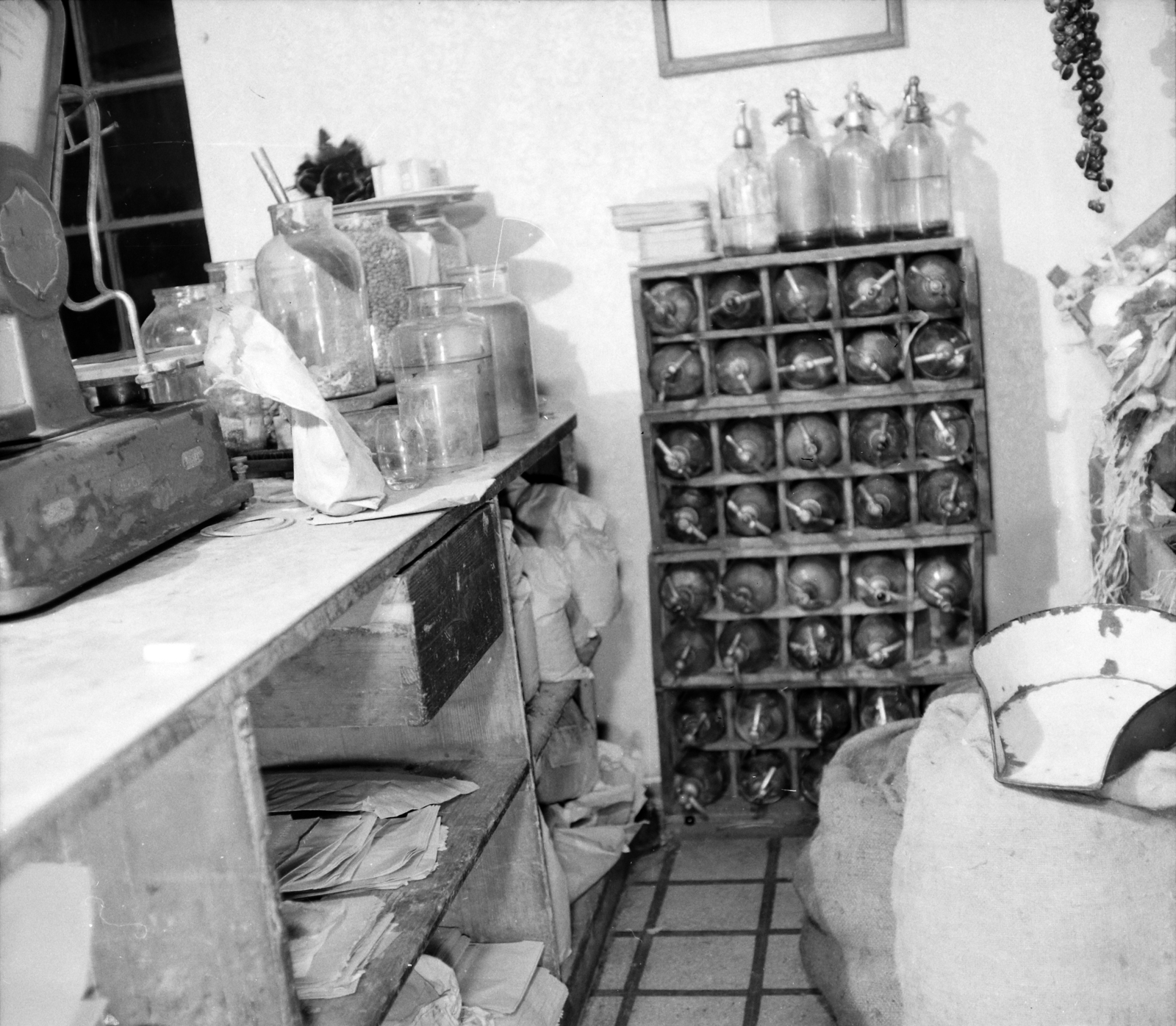Hungary, A kép forrását kérjük így adja meg: Fortepan / Budapest Főváros Levéltára. Levéltári jelzet: HU.BFL.XV.19.c.10, 1961, Budapest Főváros Levéltára / BRFK helyszínelési fényképei, BRFK Hivatala Bűnügyi Technikai Osztály, soda water bottle, Fortepan #104234