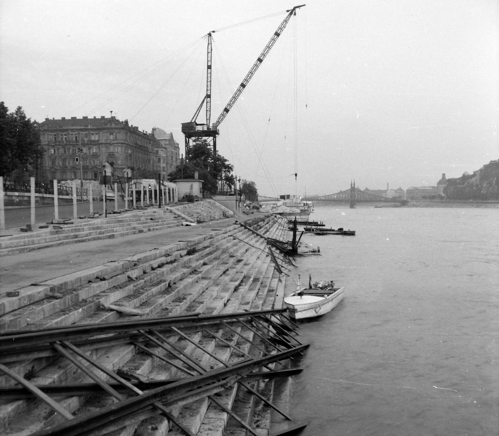 Hungary, Budapest V., pesti alsó rakpart a Petőfi térnél. Szemben a lerombolt Erzsébet híd kapuzatának alapját bontják, háttérben a Szabadság híd.. A kép forrását kérjük így adja meg: Fortepan / Budapest Főváros Levéltára. Levéltári jelzet: HU.BFL.XV.19.c.10, 1961, Budapest Főváros Levéltára / BRFK helyszínelési fényképei, BRFK Hivatala Bűnügyi Technikai Osztály, Kováts boat engine, assault boat, Budapest, Duna-bridge, János Feketeházy-design, Fortepan #104235