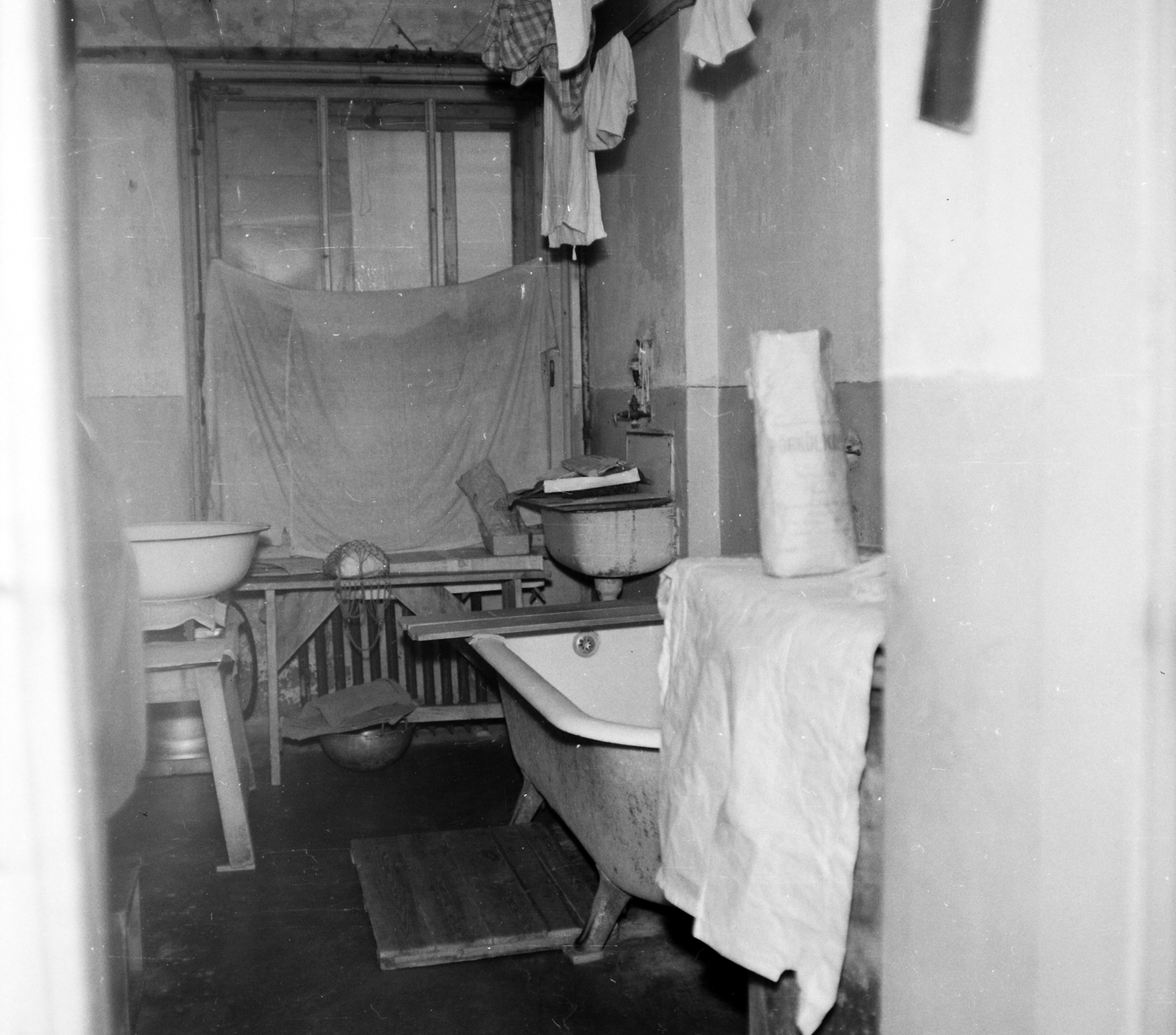 Hungary, A kép forrását kérjük így adja meg: Fortepan / Budapest Főváros Levéltára. Levéltári jelzet: HU.BFL.XV.19.c.10, 1961, Budapest Főváros Levéltára / BRFK helyszínelési fényképei, BRFK Hivatala Bűnügyi Technikai Osztály, bathtub, bathroom, Fortepan #104246