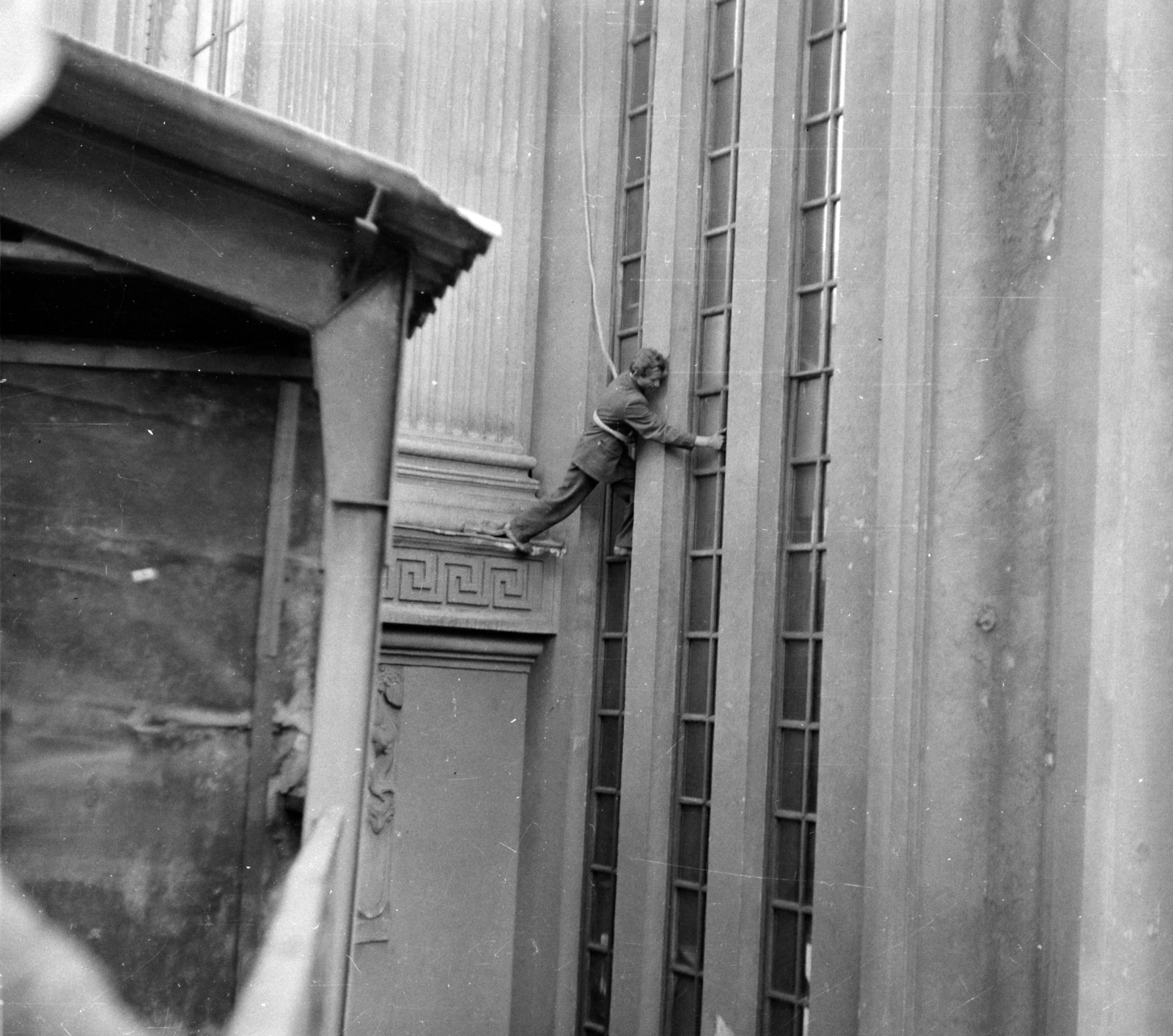 Hungary, Budapest VIII., Márkus Emília utca, a Corvin Áruház oldalhomlokzata. A kép forrását kérjük így adja meg: Fortepan / Budapest Főváros Levéltára. Levéltári jelzet: HU.BFL.XV.19.c.10, 1961, Budapest Főváros Levéltára / BRFK helyszínelési fényképei, BRFK Hivatala Bűnügyi Technikai Osztály, Corvin Store, Budapest, department store, Zoltán Reiss-design, crime reconstruction, Fortepan #104250