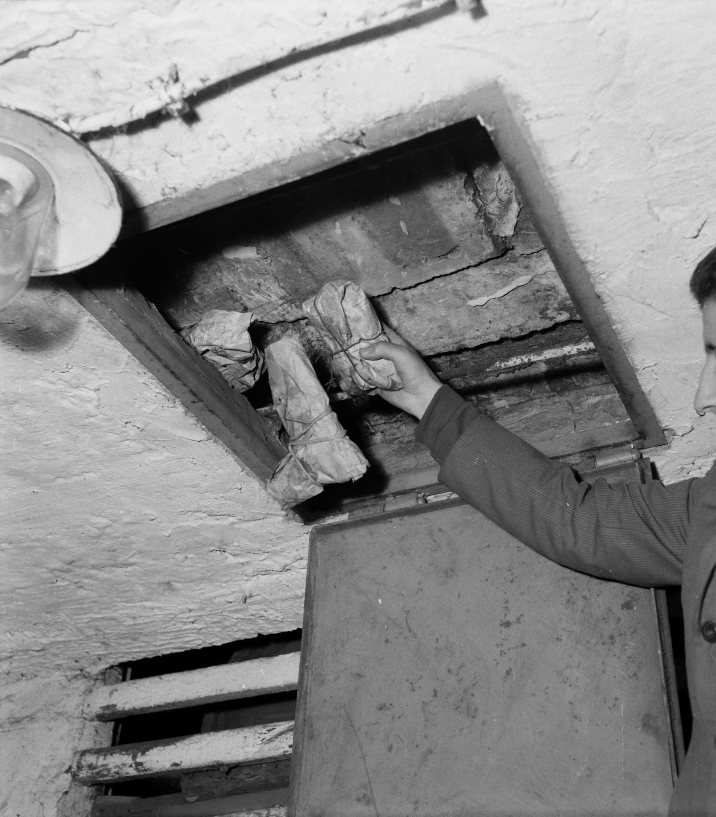 Hungary, A kép forrását kérjük így adja meg: Fortepan / Budapest Főváros Levéltára. Levéltári jelzet: HU.BFL.XV.19.c.10, 1961, Budapest Főváros Levéltára / BRFK helyszínelési fényképei, BRFK Hivatala Bűnügyi Technikai Osztály, Effects of the 1956 Revolution, arms concealment, Fortepan #104267