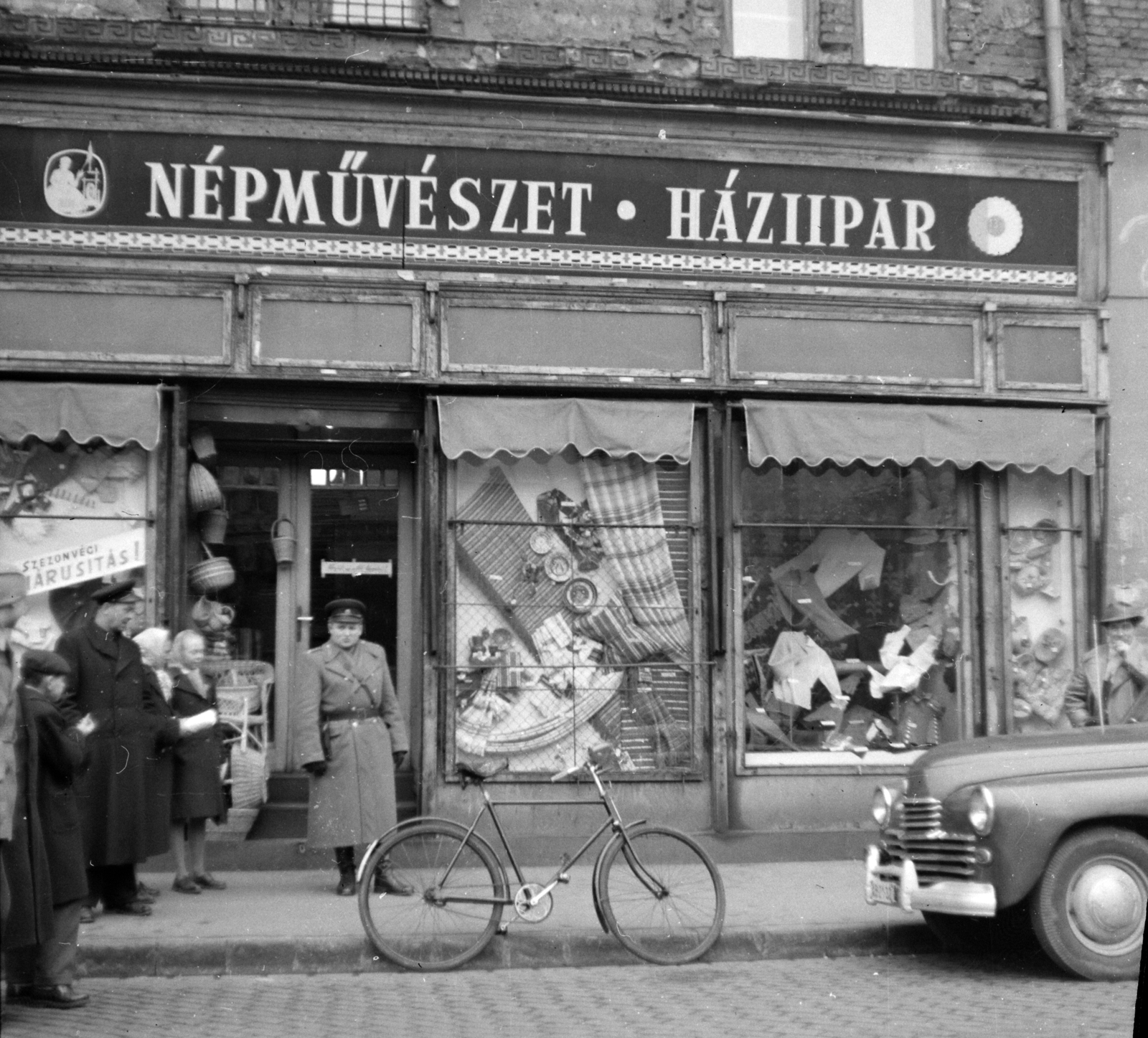 Magyarország, Budapest VII., Garay tér 7. A kép forrását kérjük így adja meg: Fortepan / Budapest Főváros Levéltára. Levéltári jelzet: HU.BFL.XV.19.c.10, 1961, Budapest Főváros Levéltára / BRFK helyszínelési fényképei, BRFK Hivatala Bűnügyi Technikai Osztály, kerékpár, kirakat, cégtábla, utcakép, rendőr, GAZ M20 Pobeda, keramit, Budapest, üzletportál, háziipar, kézimunka, Fortepan #104269