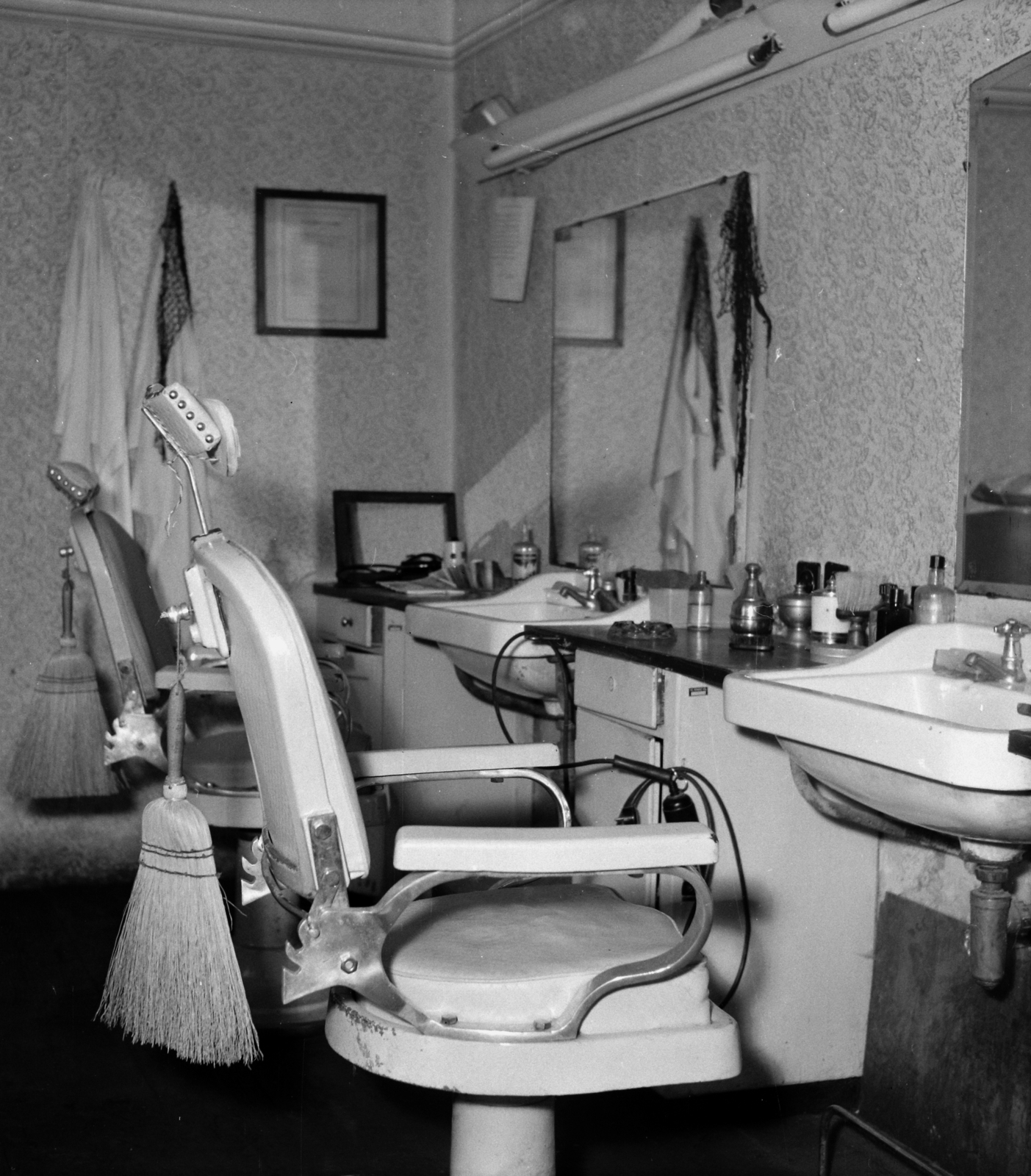 Hungary, A kép forrását kérjük így adja meg: Fortepan / Budapest Főváros Levéltára. Levéltári jelzet: HU.BFL.XV.19.c.10, 1961, Budapest Főváros Levéltára / BRFK helyszínelési fényképei, BRFK Hivatala Bűnügyi Technikai Osztály, hairdresser, broom, Fortepan #104271