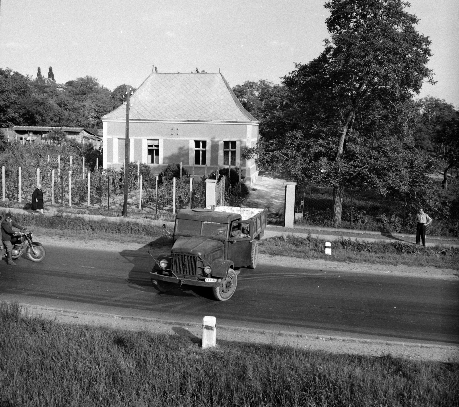 Hungary, Budapest XVI., Szabadföld út 70. A kép forrását kérjük így adja meg: Fortepan / Budapest Főváros Levéltára. Levéltári jelzet: HU.BFL.XV.19.c.10, 1961, Budapest Főváros Levéltára / BRFK helyszínelési fényképei, BRFK Hivatala Bűnügyi Technikai Osztály, Csepel-brand, Budapest, Fortepan #104275