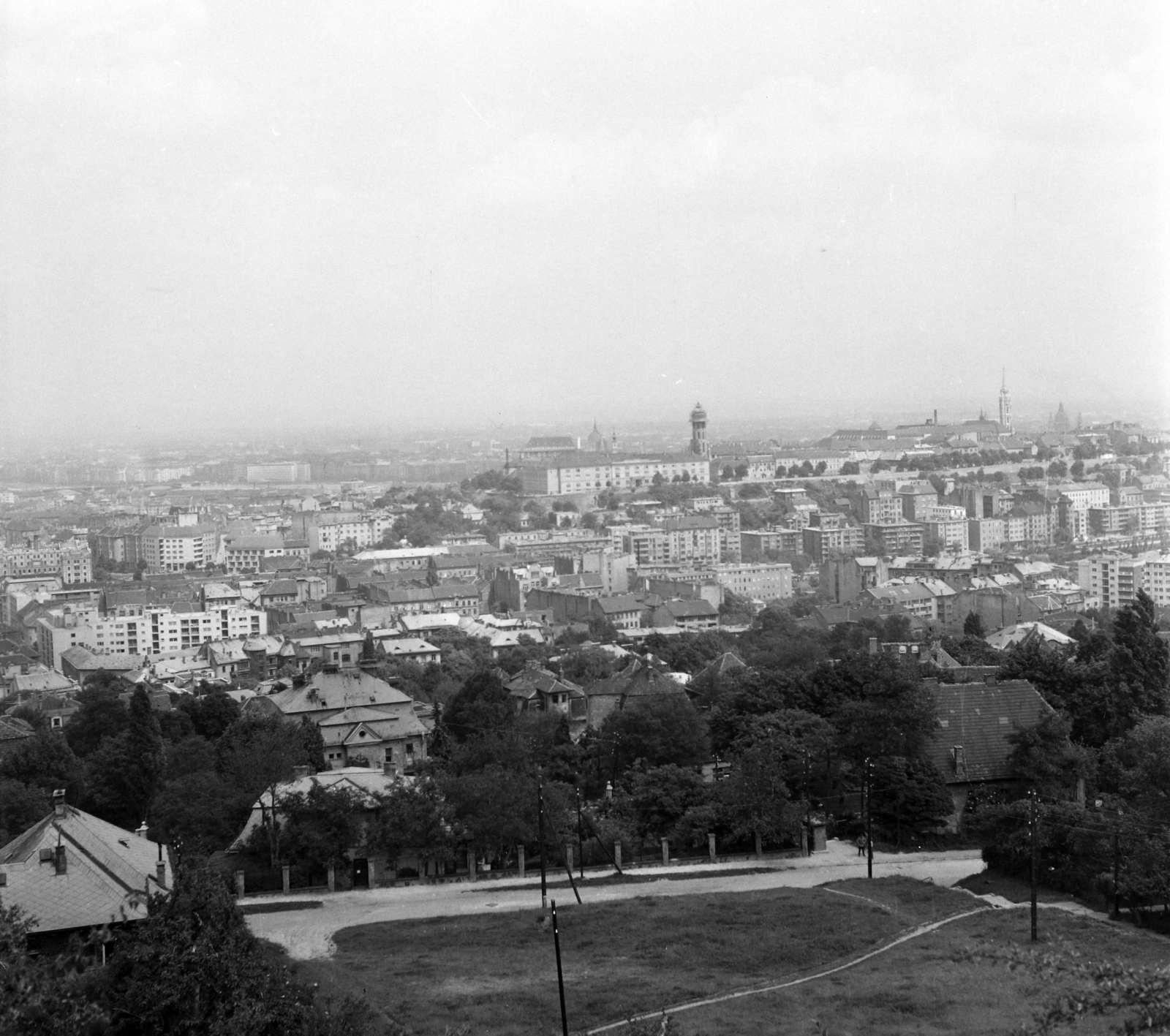 Hungary, Budapest XII., kilátás a Gaál József út 60-62. telektől a budai Vár felé. Szemben a Hadtörténeti Múzeum és a Mária Magdolna-templom, jobbra a Mátyás-templom. A kép forrását kérjük így adja meg: Fortepan / Budapest Főváros Levéltára. Levéltári jelzet: HU.BFL.XV.19.c.10, 1961, Budapest Főváros Levéltára / BRFK helyszínelési fényképei, BRFK Hivatala Bűnügyi Technikai Osztály, Budapest, Fortepan #104289