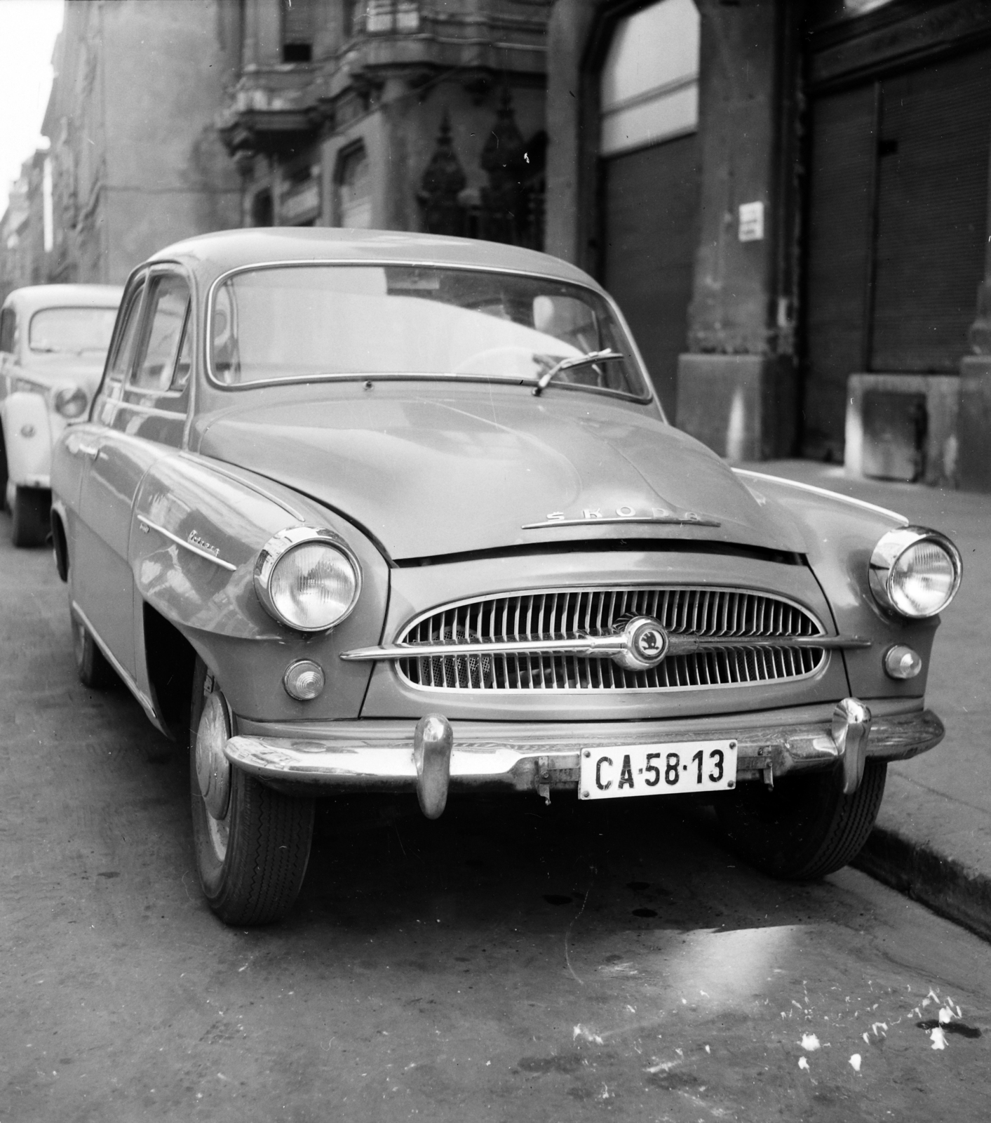 Hungary, Budapest IX., Ráday utca, a felvétel a 38. és 40. számú ház előtt készült. A kép forrását kérjük így adja meg: Fortepan / Budapest Főváros Levéltára. Levéltári jelzet: HU.BFL.XV.19.c.10, 1961, Budapest Főváros Levéltára / BRFK helyszínelési fényképei, BRFK Hivatala Bűnügyi Technikai Osztály, Czechoslovak brand, Skoda-brand, number plate, Budapest, Fortepan #104297