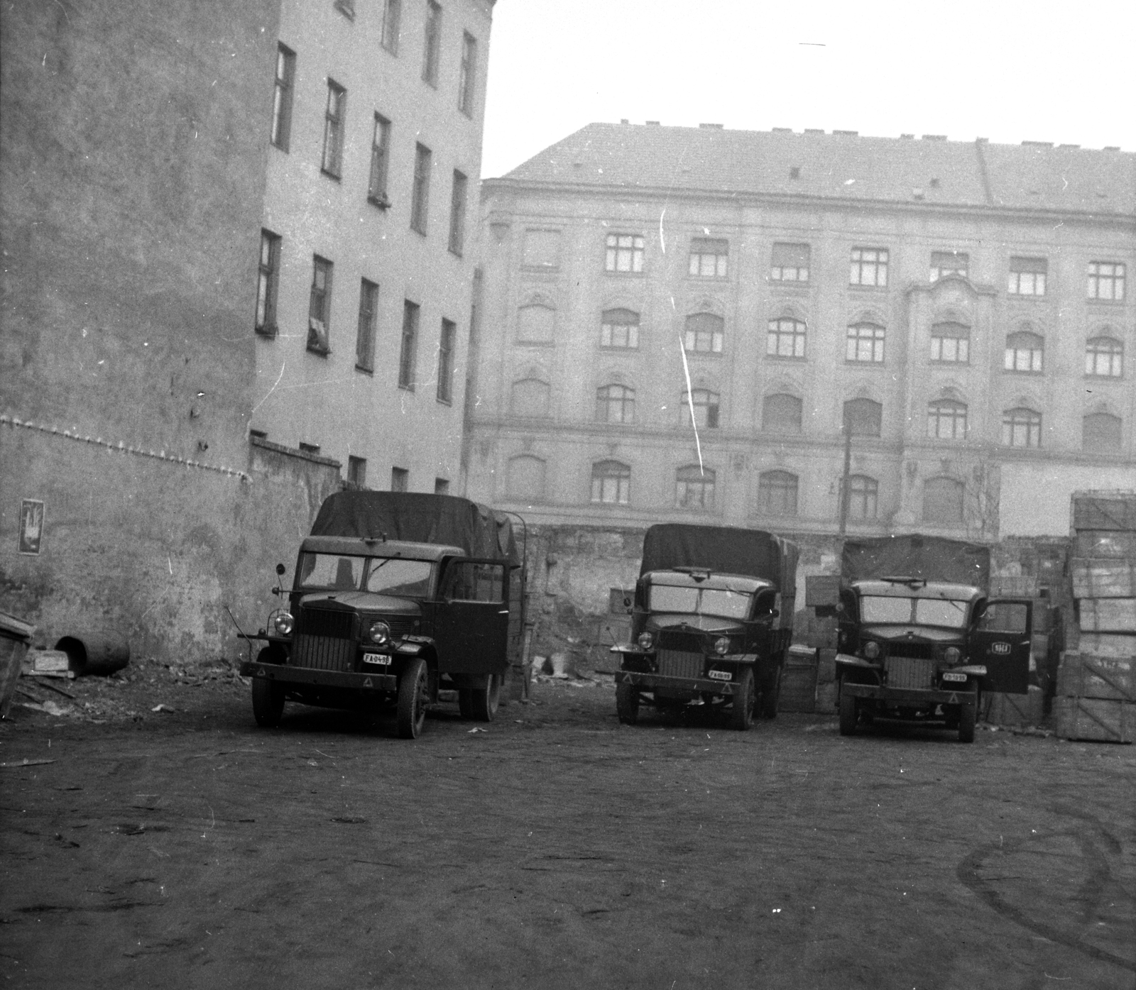 Hungary, Budapest IX., Liliom utca 6., a Sport-, Hangszer- és Játékáru Nagykereskedelmi Vállalat telepe. A háttérben jobbra a Boráros tér 6. számú épület Angyal utcai oldala. A kép forrását kérjük így adja meg: Fortepan / Budapest Főváros Levéltára. Levéltári jelzet: HU.BFL.XV.19.c.10, 1961, Budapest Főváros Levéltára / BRFK helyszínelési fényképei, BRFK Hivatala Bűnügyi Technikai Osztály, commercial vehicle, Budapest, Fortepan #104300