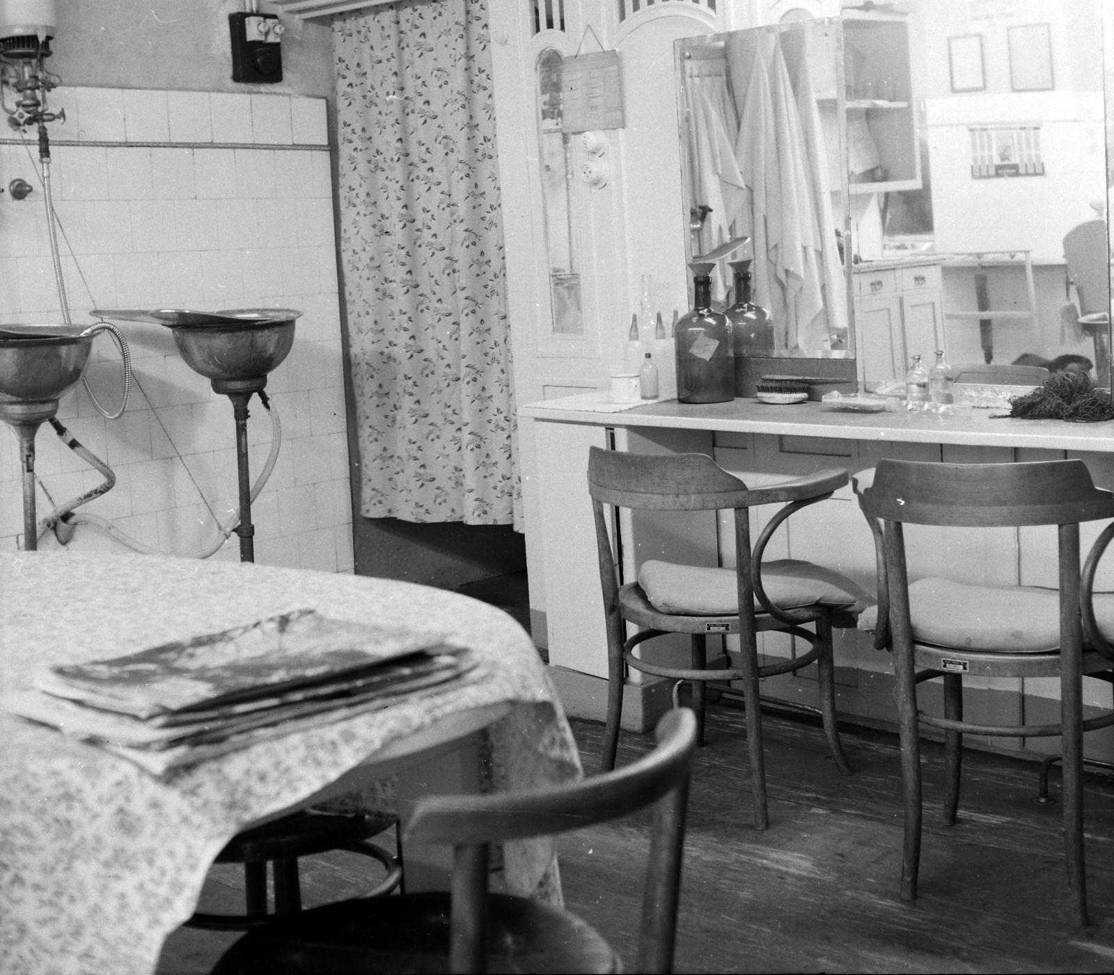 Hungary, A kép forrását kérjük így adja meg: Fortepan / Budapest Főváros Levéltára. Levéltári jelzet: HU.BFL.XV.19.c.10, 1961, Budapest Főváros Levéltára / BRFK helyszínelési fényképei, BRFK Hivatala Bűnügyi Technikai Osztály, hairdresser, Fortepan #104304