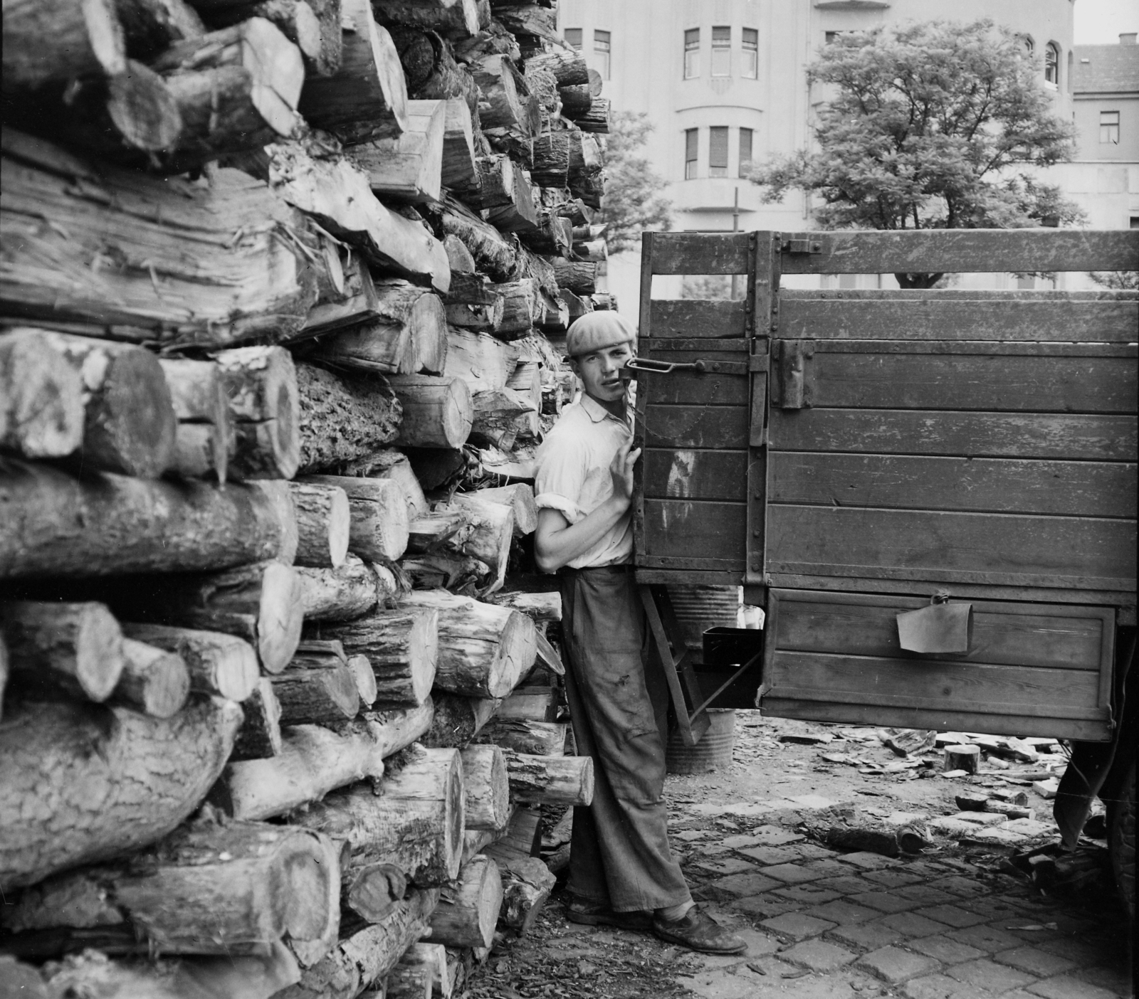 Hungary, Budapest XIII., pesti alsó rakpart, háttérben az Újpesti rakpart 3. (Katona József utca sarok). A kép forrását kérjük így adja meg: Fortepan / Budapest Főváros Levéltára. Levéltári jelzet: HU.BFL.XV.19.c.10, 1961, Budapest Főváros Levéltára / BRFK helyszínelési fényképei, BRFK Hivatala Bűnügyi Technikai Osztály, Budapest, firewood, Best of, Fortepan #104326