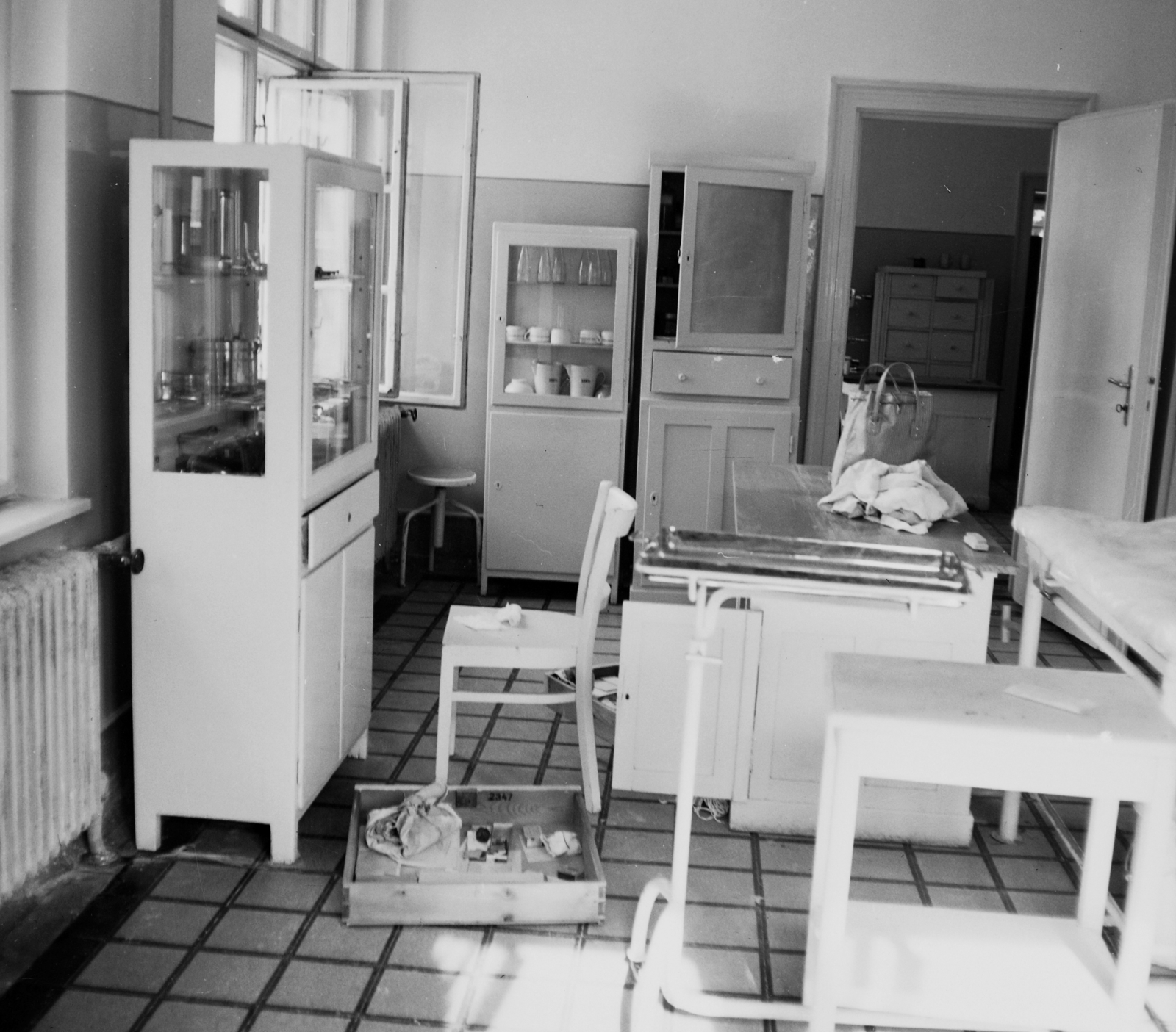 Hungary, A kép forrását kérjük így adja meg: Fortepan / Budapest Főváros Levéltára. Levéltári jelzet: HU.BFL.XV.19.c.10, 1961, Budapest Főváros Levéltára / BRFK helyszínelési fényképei, BRFK Hivatala Bűnügyi Technikai Osztály, doctor's office, Fortepan #104338