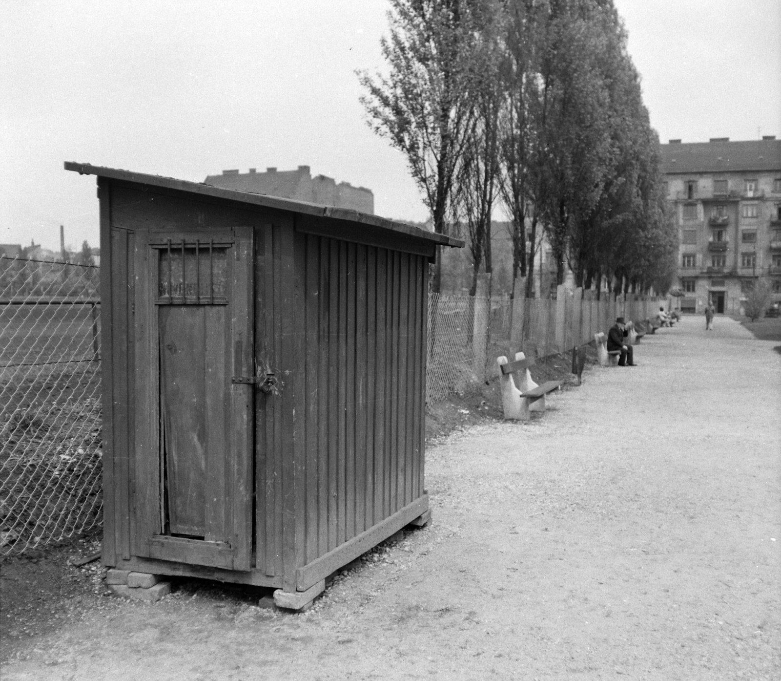 Hungary, Budapest XII., sétaút a Hegyalja út és a Csörsz utca között a Csörsz utca felé nézve, a kerítés mögött a Magyar Testnevelési Főiskola (később Testnevelési Egyetem) sportpályája. A kép forrását kérjük így adja meg: Fortepan / Budapest Főváros Levéltára. Levéltári jelzet: HU.BFL.XV.19.c.10, 1961, Budapest Főváros Levéltára / BRFK helyszínelési fényképei, BRFK Hivatala Bűnügyi Technikai Osztály, Budapest, burglary, Fortepan #104344