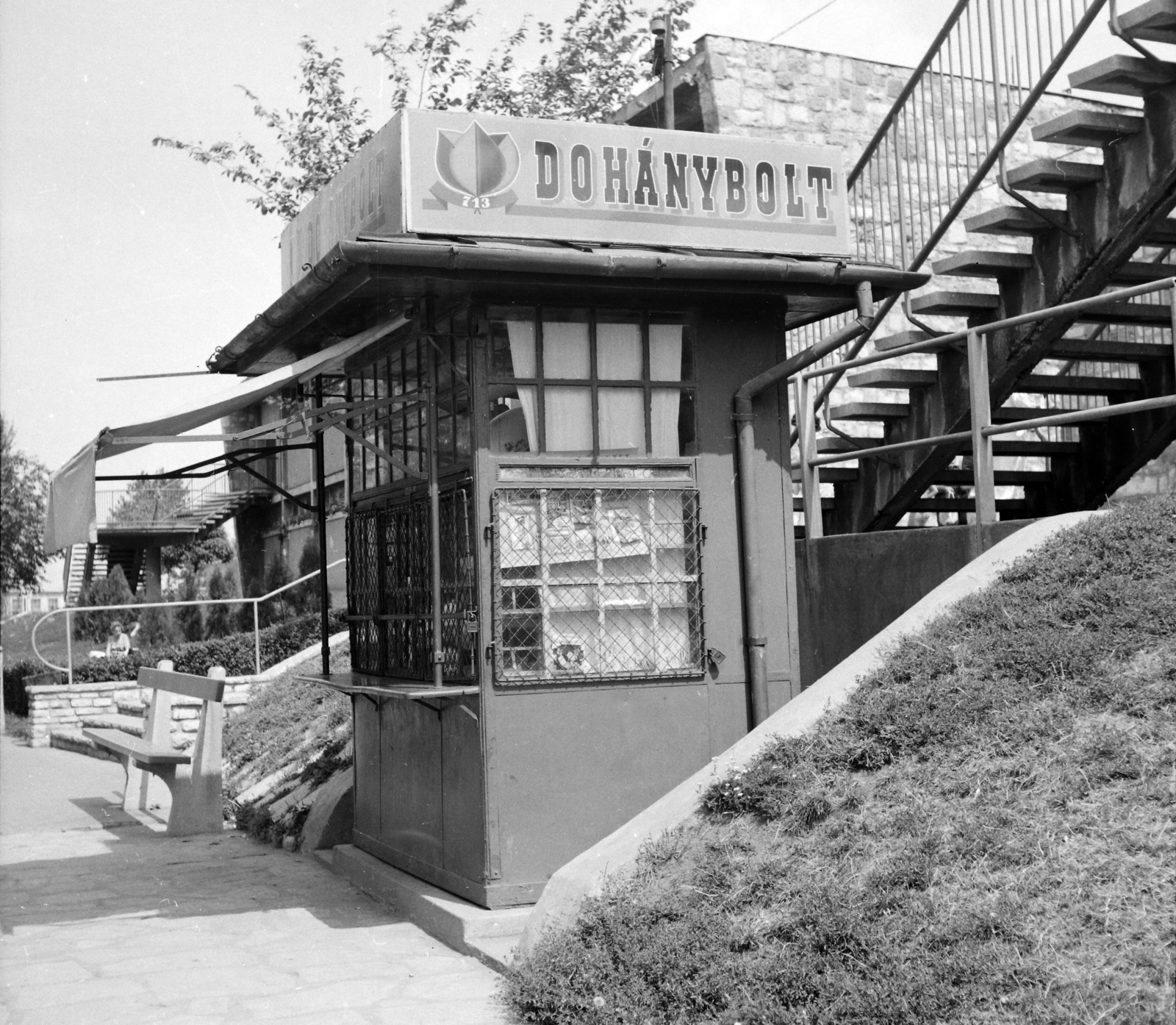Hungary, Budapest XIII., Dagály (Szabadság) fürdő, trafik az öltözőépület előtt. A kép forrását kérjük így adja meg: Fortepan / Budapest Főváros Levéltára. Levéltári jelzet: HU.BFL.XV.19.c.10, 1961, Budapest Főváros Levéltára / BRFK helyszínelési fényképei, BRFK Hivatala Bűnügyi Technikai Osztály, tobacco shop, Budapest, Fortepan #104362