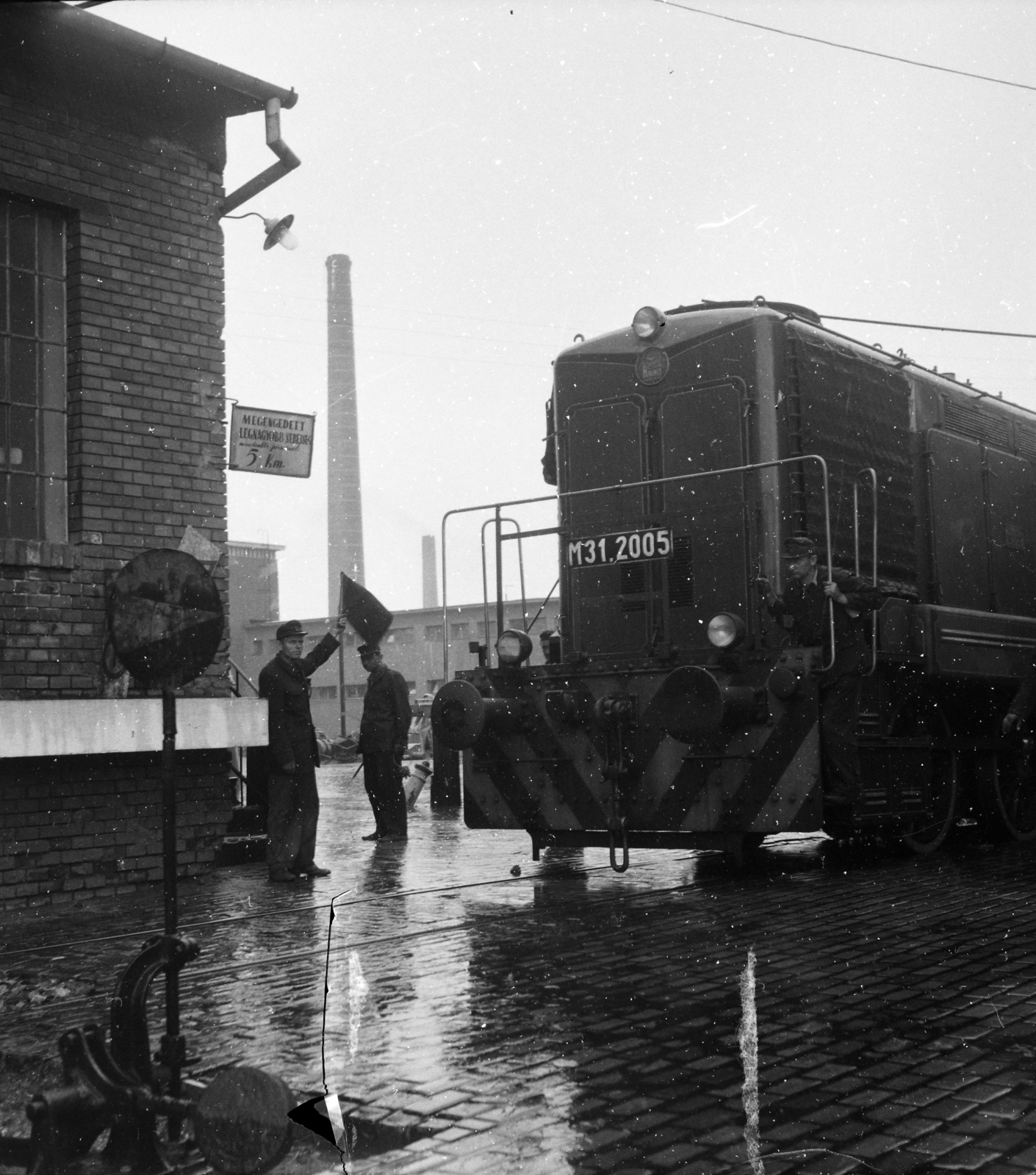 Hungary, A kép forrását kérjük így adja meg: Fortepan / Budapest Főváros Levéltára. Levéltári jelzet: HU.BFL.XV.19.c.10, 1961, Budapest Főváros Levéltára / BRFK helyszínelési fényképei, BRFK Hivatala Bűnügyi Technikai Osztály, railway, Hungarian brand, MÁVAG-brand, Ganz-brand, diesel locomotive, MÁV M31 series, Fortepan #104363
