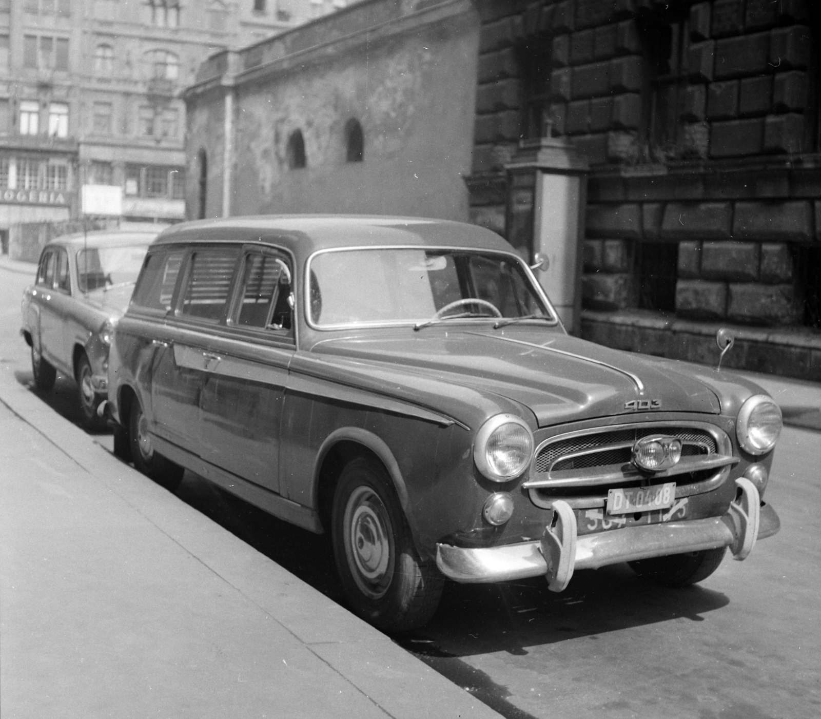 Hungary, Budapest V., Szép utca a Kossuth Lajos utca felé nézve. A kép forrását kérjük így adja meg: Fortepan / Budapest Főváros Levéltára. Levéltári jelzet: HU.BFL.XV.19.c.10, 1961, Budapest Főváros Levéltára / BRFK helyszínelési fényképei, BRFK Hivatala Bűnügyi Technikai Osztály, street view, French brand, phone booth, automobile, Peugeot-brand, number plate, Budapest, Fortepan #104365