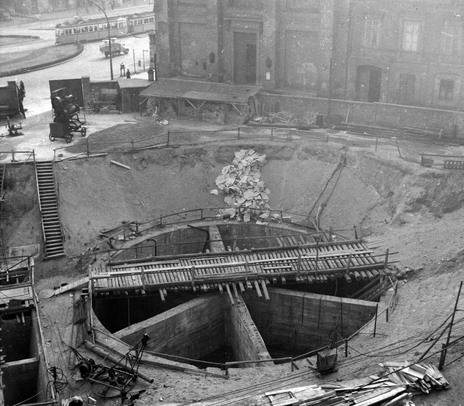 Hungary, Budapest V., Deák Ferenc tér, a metróépítés területe. A kép forrását kérjük így adja meg: Fortepan / Budapest Főváros Levéltára. Levéltári jelzet: HU.BFL.XV.19.c.10, 1961, Budapest Főváros Levéltára / BRFK helyszínelési fényképei, BRFK Hivatala Bűnügyi Technikai Osztály, Budapest, Fortepan #104369