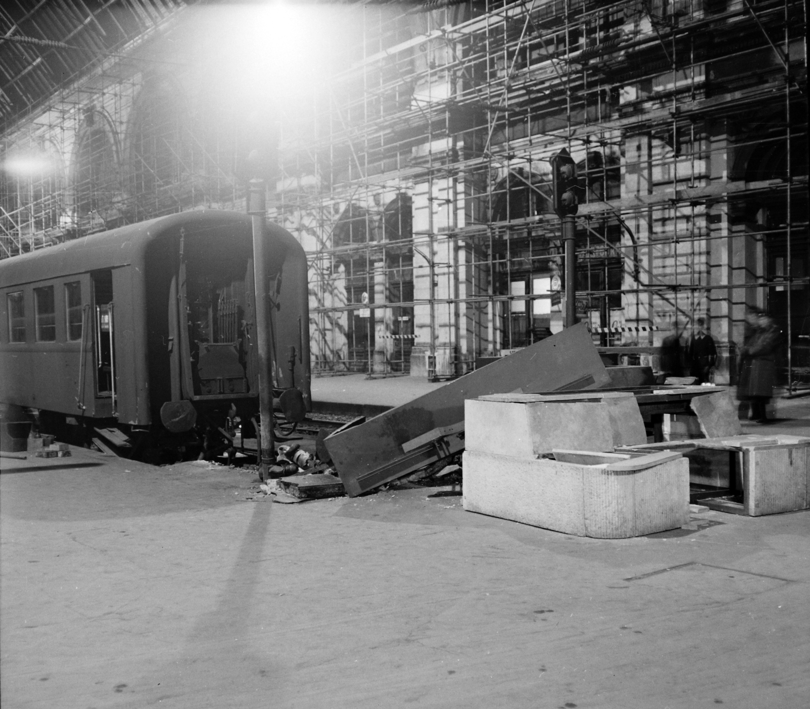 Hungary, Budapest VIII., Keleti pályaudvar, csarnok. A kép forrását kérjük így adja meg: Fortepan / Budapest Főváros Levéltára. Levéltári jelzet: HU.BFL.XV.19.c.10, 1961, Budapest Főváros Levéltára / BRFK helyszínelési fényképei, BRFK Hivatala Bűnügyi Technikai Osztály, accident, train station, train station, Budapest, Fortepan #104370