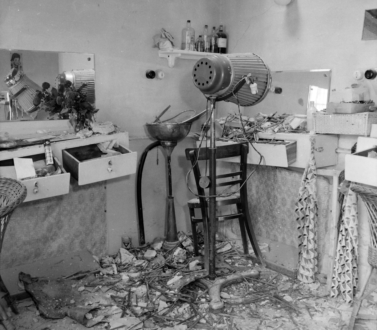 Hungary, Budapest XII., Kútvölgyi út 76. Fodrászat. A kép forrását kérjük így adja meg: Fortepan / Budapest Főváros Levéltára. Levéltári jelzet: HU.BFL.XV.19.c.10, 1961, Budapest Főváros Levéltára / BRFK helyszínelési fényképei, BRFK Hivatala Bűnügyi Technikai Osztály, Budapest, burglary, Fortepan #104372