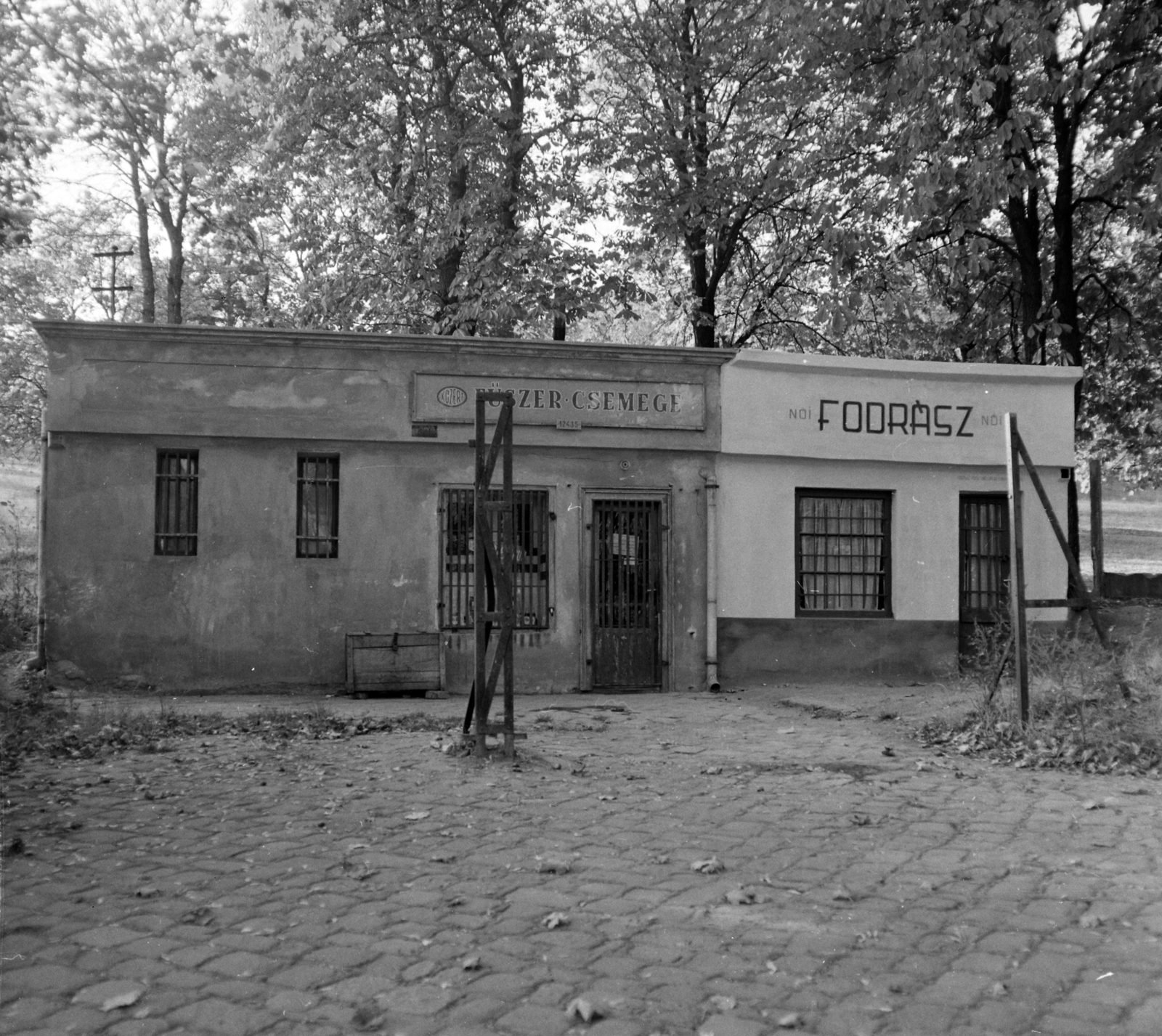 Hungary, Budapest XII., Kútvölgyi út 76., a Cinege utca közelében. A kép forrását kérjük így adja meg: Fortepan / Budapest Főváros Levéltára. Levéltári jelzet: HU.BFL.XV.19.c.10, 1961, Budapest Főváros Levéltára / BRFK helyszínelési fényképei, BRFK Hivatala Bűnügyi Technikai Osztály, sign-board, hairdresser, Budapest, grocery store, burglary, Közért Company, Fortepan #104374