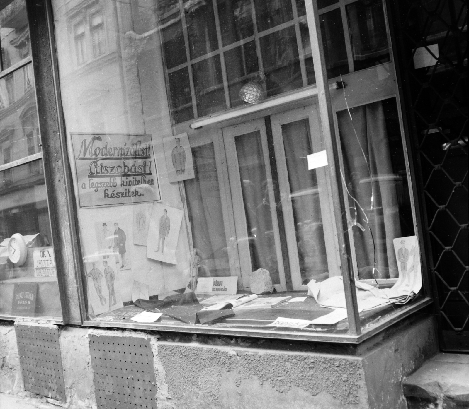 Hungary, Budapest V., a Váci utca 57. számú házban található szabóság kirakata. A kép forrását kérjük így adja meg: Fortepan / Budapest Főváros Levéltára. Levéltári jelzet: HU.BFL.XV.19.c.10, 1961, Budapest Főváros Levéltára / BRFK helyszínelési fényképei, BRFK Hivatala Bűnügyi Technikai Osztály, Budapest, Theft, burglary, Fortepan #104379
