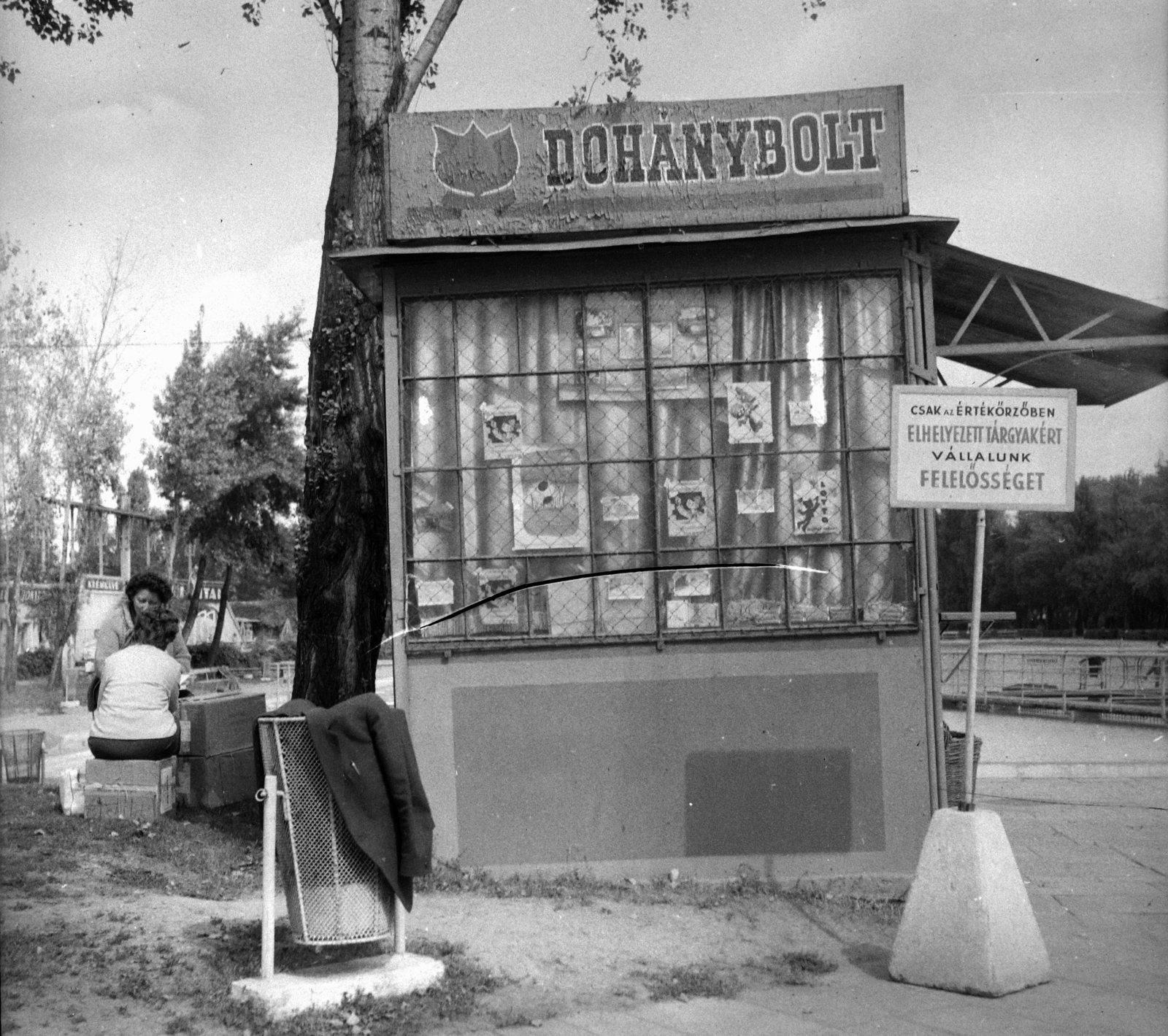 Magyarország, Margitsziget, Budapest, Palatinus Strandfürdő. A kép forrását kérjük így adja meg: Fortepan / Budapest Főváros Levéltára. Levéltári jelzet: HU.BFL.XV.19.c.10, 1961, Budapest Főváros Levéltára / BRFK helyszínelési fényképei, BRFK Hivatala Bűnügyi Technikai Osztály, trafik, Fortepan #104380