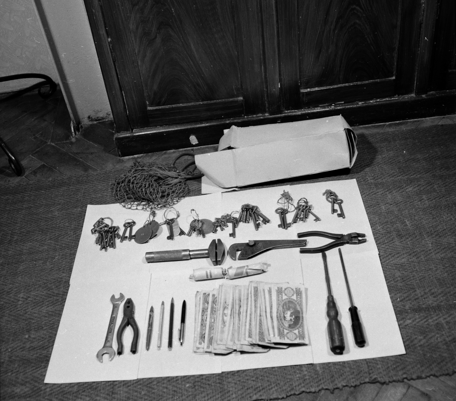 Hungary, A kép forrását kérjük így adja meg: Fortepan / Budapest Főváros Levéltára. Levéltári jelzet: HU.BFL.XV.19.c.10, 1961, Budapest Főváros Levéltára / BRFK helyszínelési fényképei, BRFK Hivatala Bűnügyi Technikai Osztály, string bag, money, paper money, tool, ballpoint pen, key, locksmith, Fortepan #104385