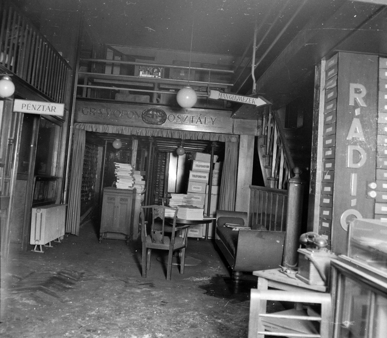 Hungary, Budapest V., Szervita (Martinelli) tér 5., a felvétel a Rózsavölgyi Zeneműboltban történt tűzeset helyszínelésekor készült. A kép forrását kérjük így adja meg: Fortepan / Budapest Főváros Levéltára. Levéltári jelzet: HU.BFL.XV.19.c.10, 1961, Budapest Főváros Levéltára / BRFK helyszínelési fényképei, BRFK Hivatala Bűnügyi Technikai Osztály, shop interior, Budapest, Fortepan #104389