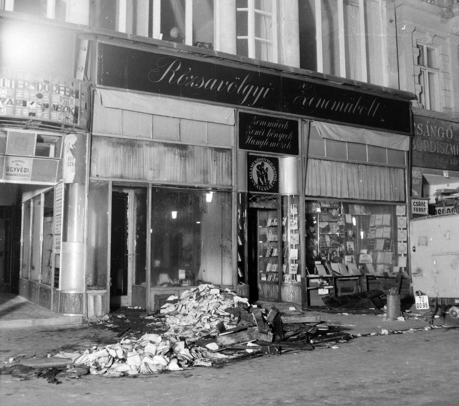 Hungary, Budapest V., Szervita (Martinelli) tér 5., a felvétel a Rózsavölgyi Zeneműboltban történt tűzeset helyszínelésekor készült. A kép forrását kérjük így adja meg: Fortepan / Budapest Főváros Levéltára. Levéltári jelzet: HU.BFL.XV.19.c.10, 1961, Budapest Főváros Levéltára / BRFK helyszínelési fényképei, BRFK Hivatala Bűnügyi Technikai Osztály, Budapest, Fortepan #104390