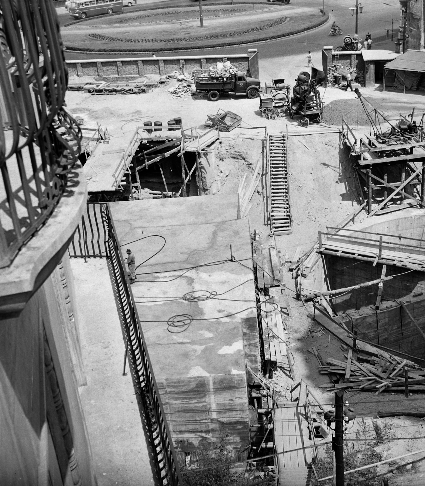 Hungary, Budapest V., Deák Ferenc tér, a metróépítés területe. A kép forrását kérjük így adja meg: Fortepan / Budapest Főváros Levéltára. Levéltári jelzet: HU.BFL.XV.19.c.10, 1961, Budapest Főváros Levéltára / BRFK helyszínelési fényképei, BRFK Hivatala Bűnügyi Technikai Osztály, Budapest, Fortepan #104393