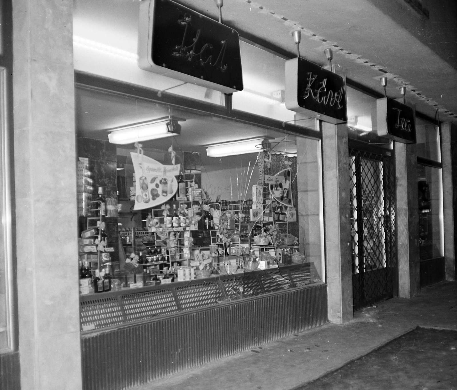 Magyarország, A kép forrását kérjük így adja meg: Fortepan / Budapest Főváros Levéltára. Levéltári jelzet: HU.BFL.XV.19.c.10, 1962, Budapest Főváros Levéltára / BRFK helyszínelési fényképei, BRFK Hivatala Bűnügyi Technikai Osztály, üzlet, kávé-tea üzlet, Fortepan #104400