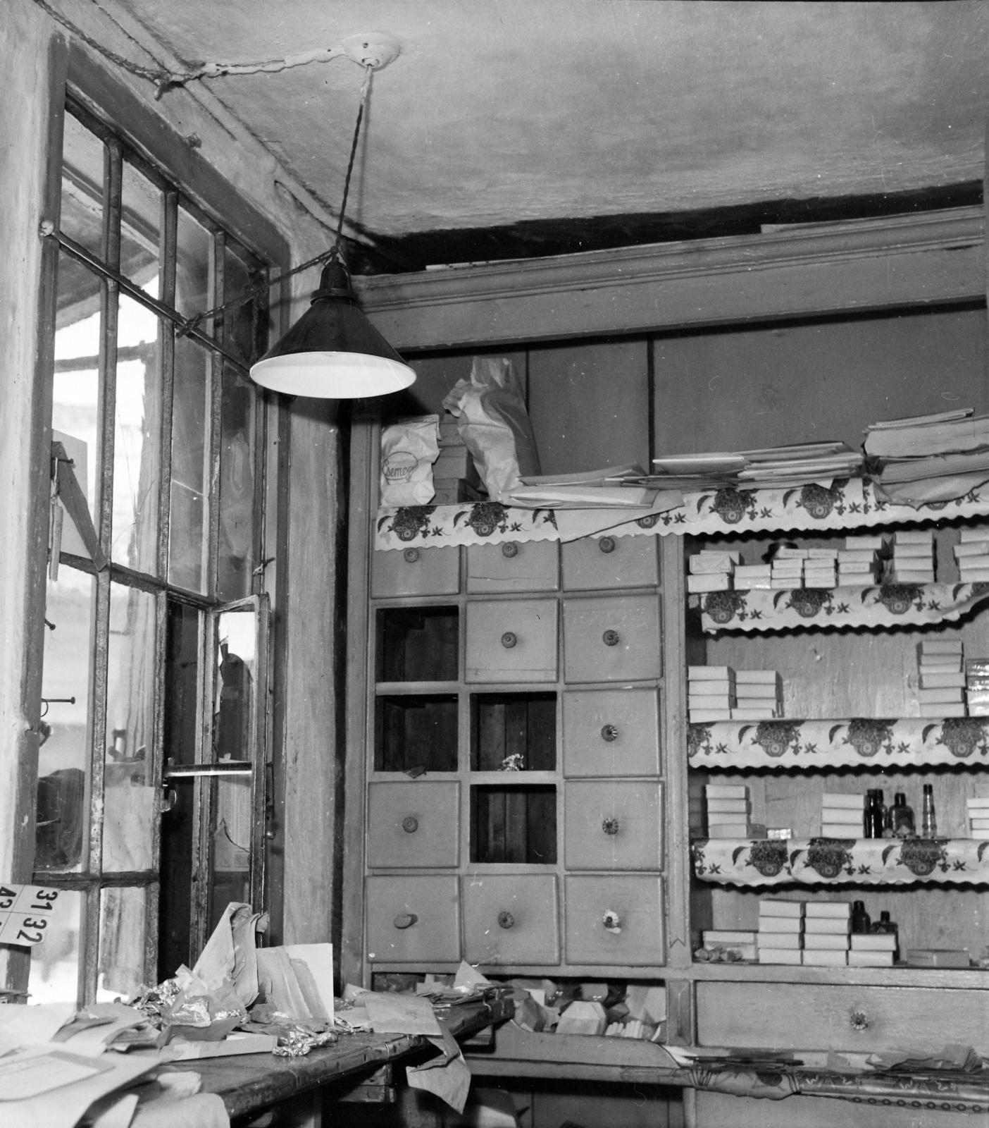 Hungary, A kép forrását kérjük így adja meg: Fortepan / Budapest Főváros Levéltára. Levéltári jelzet: HU.BFL.XV.19.c.10, 1963, Budapest Főváros Levéltára / BRFK helyszínelési fényképei, BRFK Hivatala Bűnügyi Technikai Osztály, cigarette, tobacco shop, burglary, Fortepan #104406