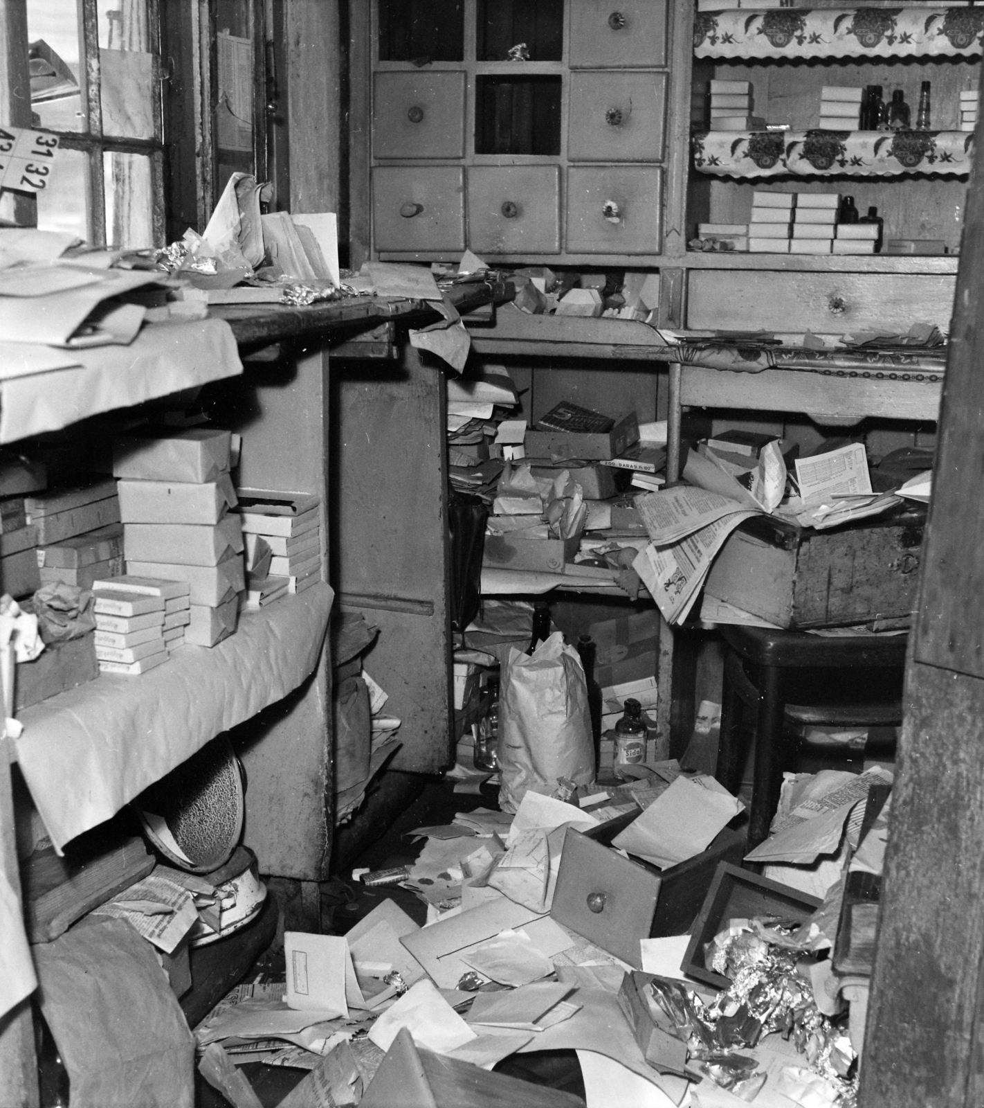 Magyarország, A kép forrását kérjük így adja meg: Fortepan / Budapest Főváros Levéltára. Levéltári jelzet: HU.BFL.XV.19.c.10, 1963, Budapest Főváros Levéltára / BRFK helyszínelési fényképei, BRFK Hivatala Bűnügyi Technikai Osztály, cigaretta, trafik, betörés, Fortepan #104407