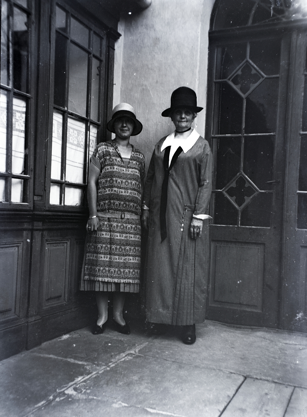 1931, Kurutz Márton, fashion, hat, courtyard balcony, women, double portrait, Fortepan #10441