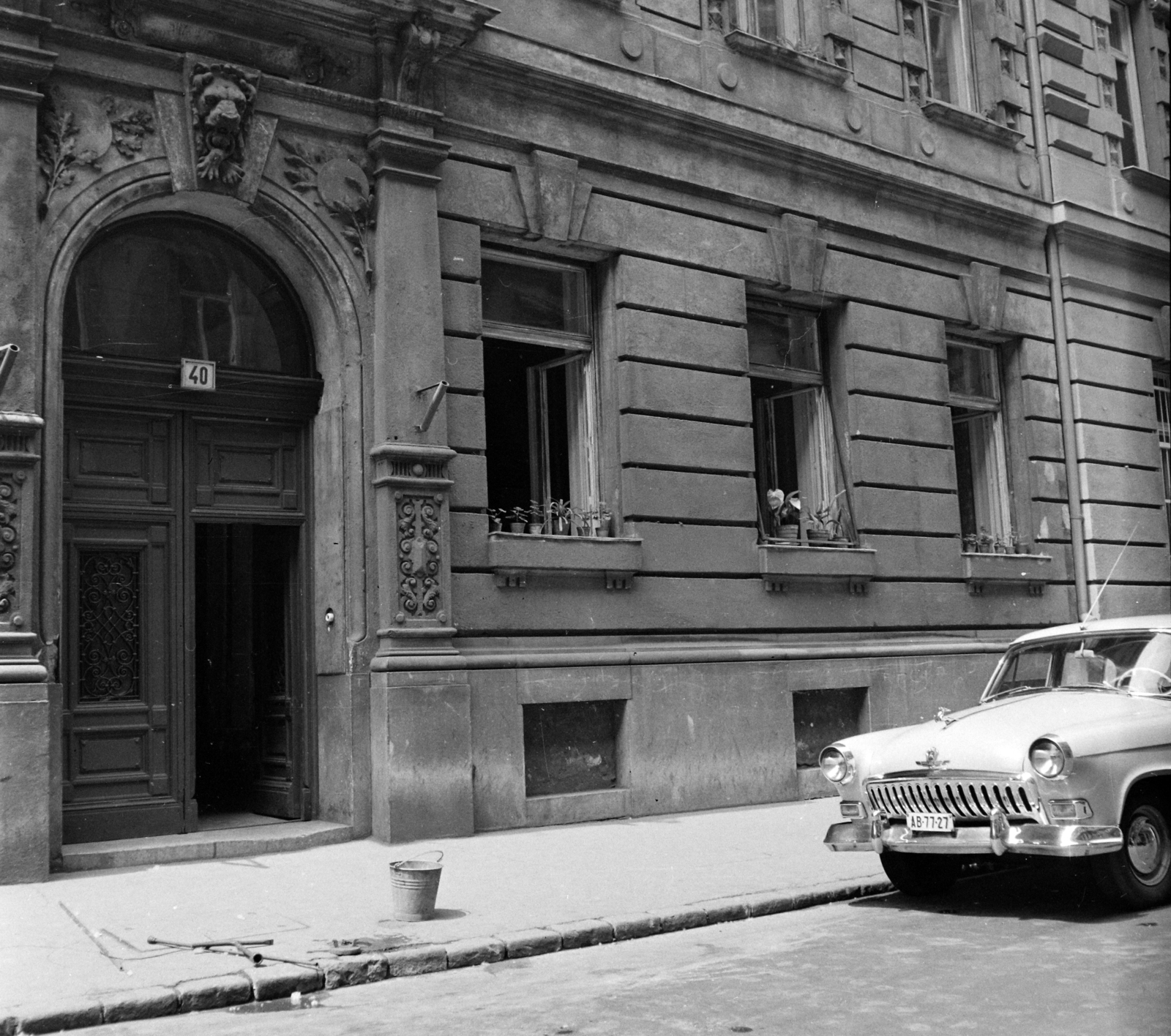 Magyarország, Budapest V., Honvéd utca 40. A felvétel az 1963. május 22-én a pincében történt gázrobbanás után készült. A kép forrását kérjük így adja meg: Fortepan / Budapest Főváros Levéltára. Levéltári jelzet: HU.BFL.XV.19.c.10, 1963, Budapest Főváros Levéltára / BRFK helyszínelési fényképei, BRFK Hivatala Bűnügyi Technikai Osztály, szovjet gyártmány, GAZ-márka, automobil, GAZ M21 Volga, házszám, Budapest, Fortepan #104416