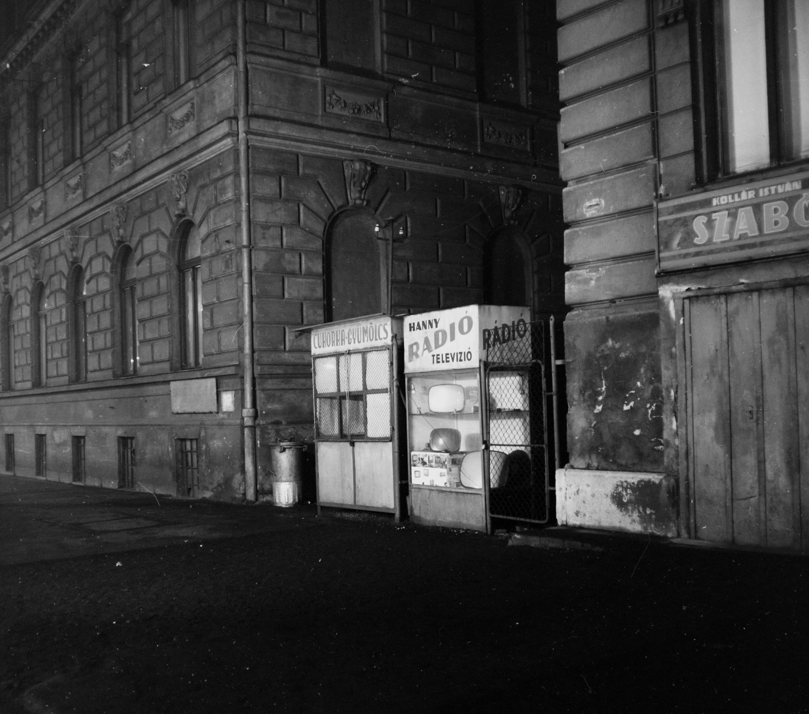 Hungary, Budapest XIV., jobbra a Thököly út 93., balra a Hungária körút 136. számú sarokház Thököly úti oldala. A kép forrását kérjük így adja meg: Fortepan / Budapest Főváros Levéltára. Levéltári jelzet: HU.BFL.XV.19.c.10, 1963, Budapest Főváros Levéltára / BRFK helyszínelési fényképei, BRFK Hivatala Bűnügyi Technikai Osztály, Budapest, Fortepan #104421