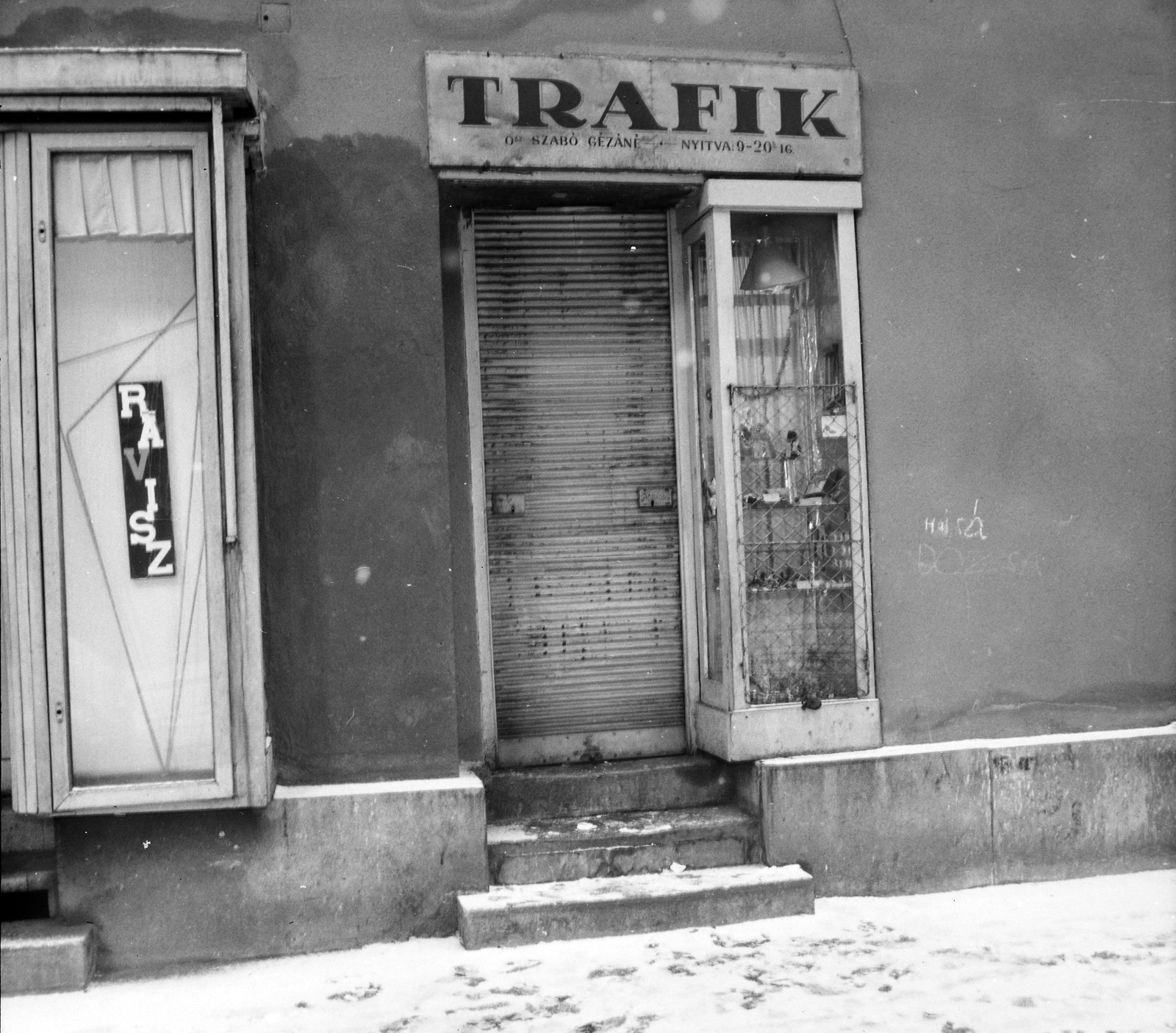 Hungary, Budapest VII., Thököly út 30. A kép forrását kérjük így adja meg: Fortepan / Budapest Főváros Levéltára. Levéltári jelzet: HU.BFL.XV.19.c.10, 1963, Budapest Főváros Levéltára / BRFK helyszínelési fényképei, BRFK Hivatala Bűnügyi Technikai Osztály, tobacco shop, Budapest, Fortepan #104426