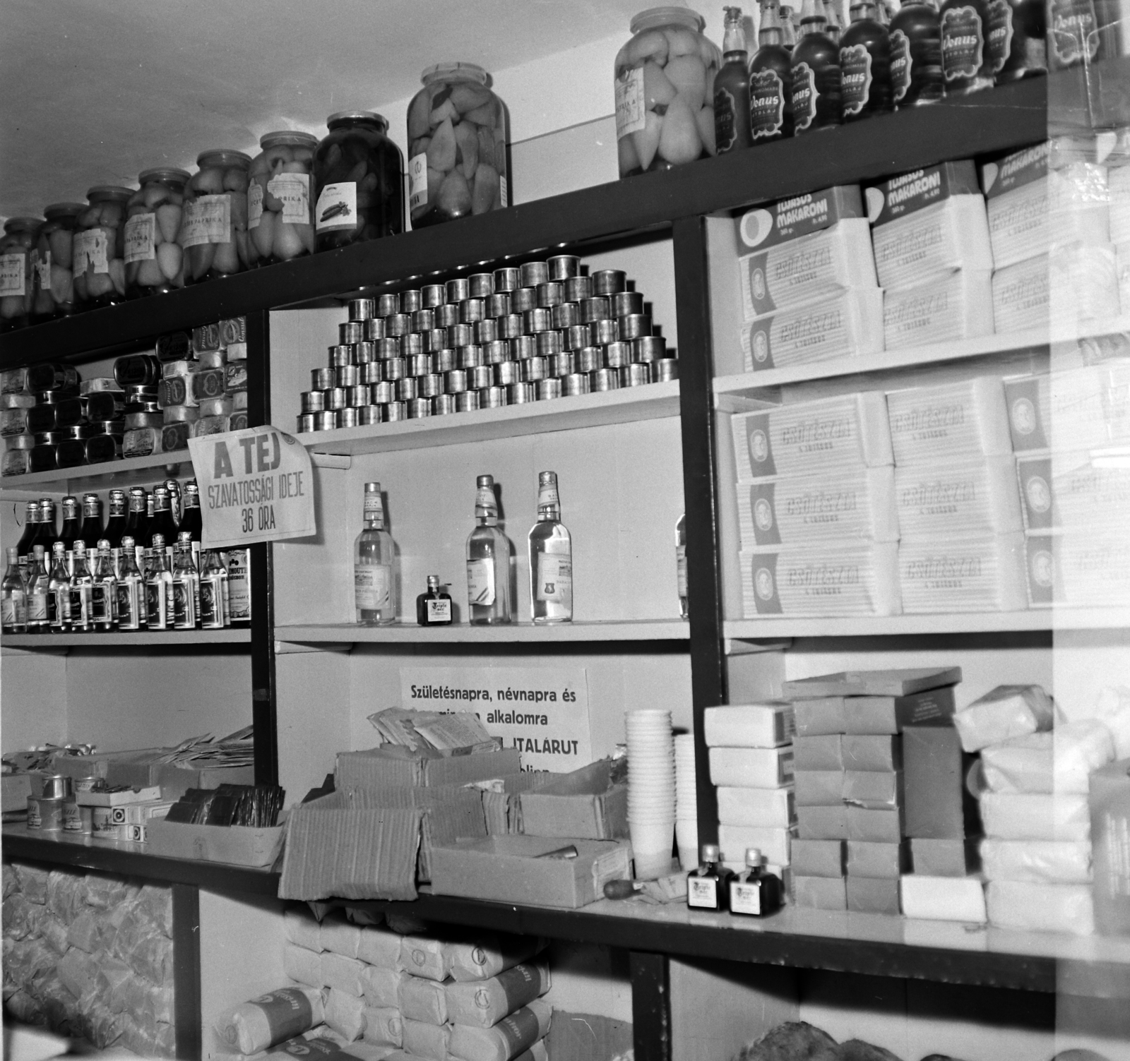 Hungary, A kép forrását kérjük így adja meg: Fortepan / Budapest Főváros Levéltára. Levéltári jelzet: HU.BFL.XV.19.c.10, 1963, Budapest Főváros Levéltára / BRFK helyszínelési fényképei, BRFK Hivatala Bűnügyi Technikai Osztály, shelf, drink, tin can, preserve, Fortepan #104429